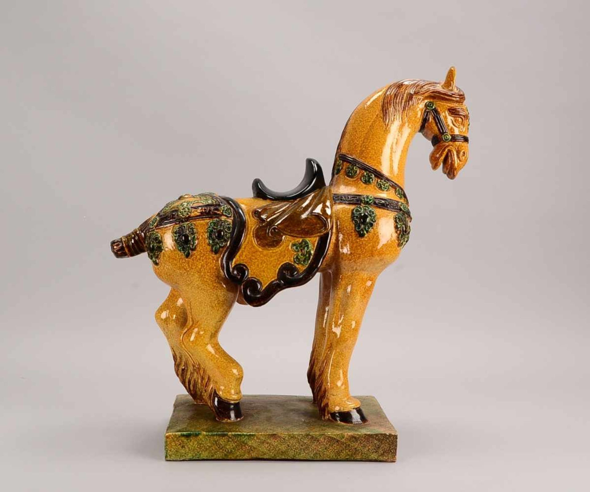 Terrakotta-Skulptur, 'Pferd', Italien, farbig glasiert; Höhe 53 cm, Länge 48 cm, Breite 21 cm