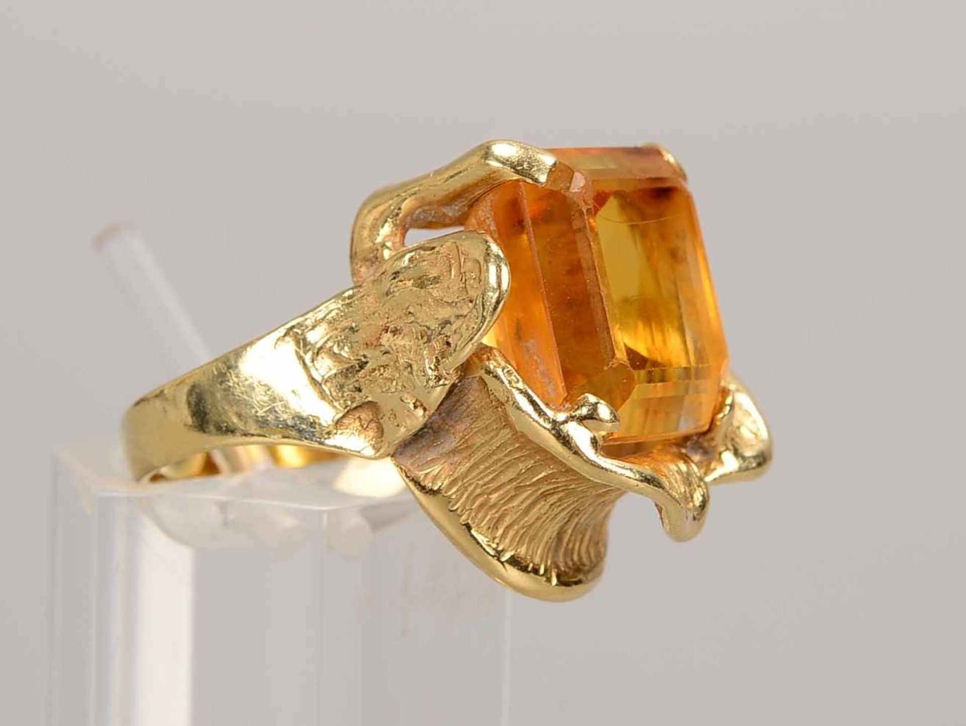 Ring, 585 GG (geprüft), mit gefasstem Goldtopas/im Carré-Schliff; RG 54, Gewicht 9,65 g