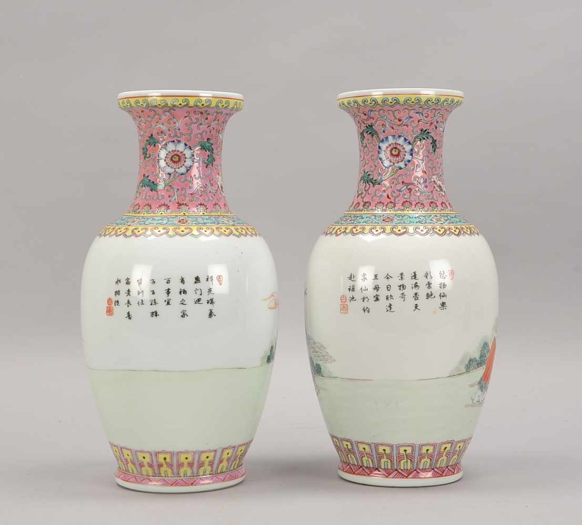 Paar Porzellanvasen, China, farbig gefasst, schauseitig jeweils mit Bemalung (Motiv 'Straßenszene'), - Bild 2 aus 3