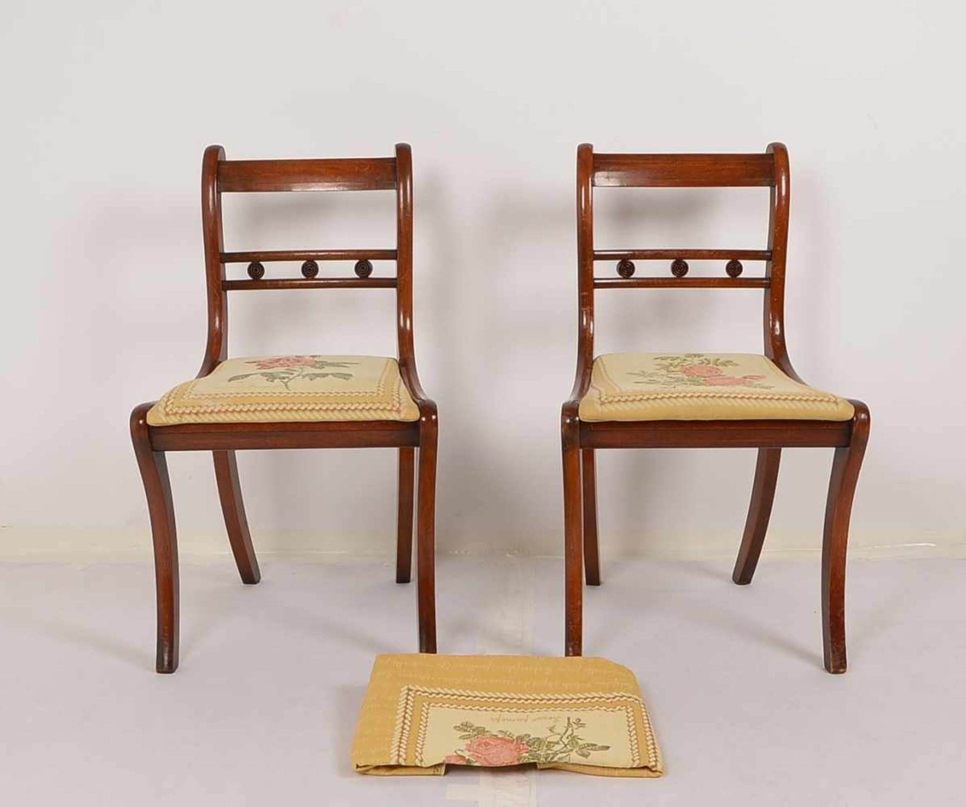 Paar Stühle, England, alt, Mahagoni massiv, mit Stoffbezug (Sitzflächen nach Fleckentfernung - Bild 2 aus 2