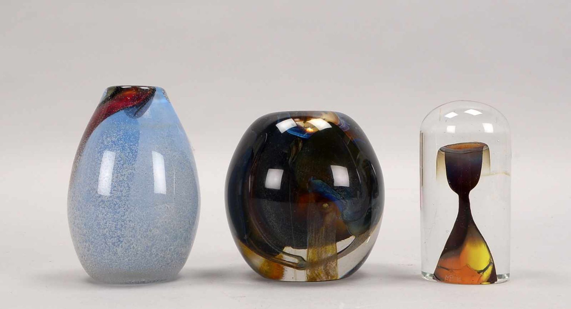 3 Künstler-Glasstücke, 2x Vasen und 1 Glasobjekt: 1x Klarglas-Vase, bauchig/leicht ovale Form,