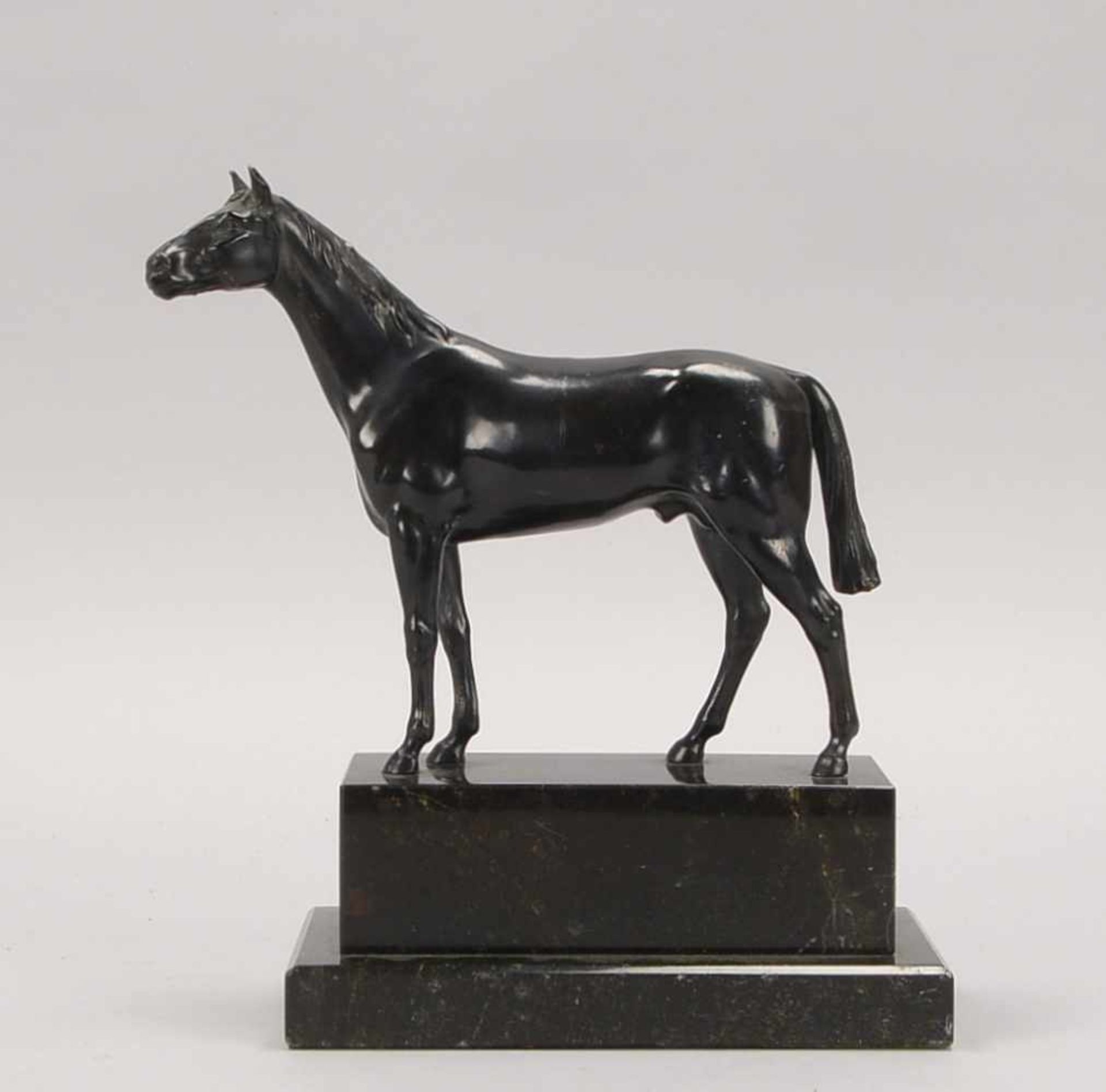Skulptur, 'Stehendes Pferd', Zinkguss bronziert/schwarz patiniert, Figur auf gestuftem Marmorsockel;