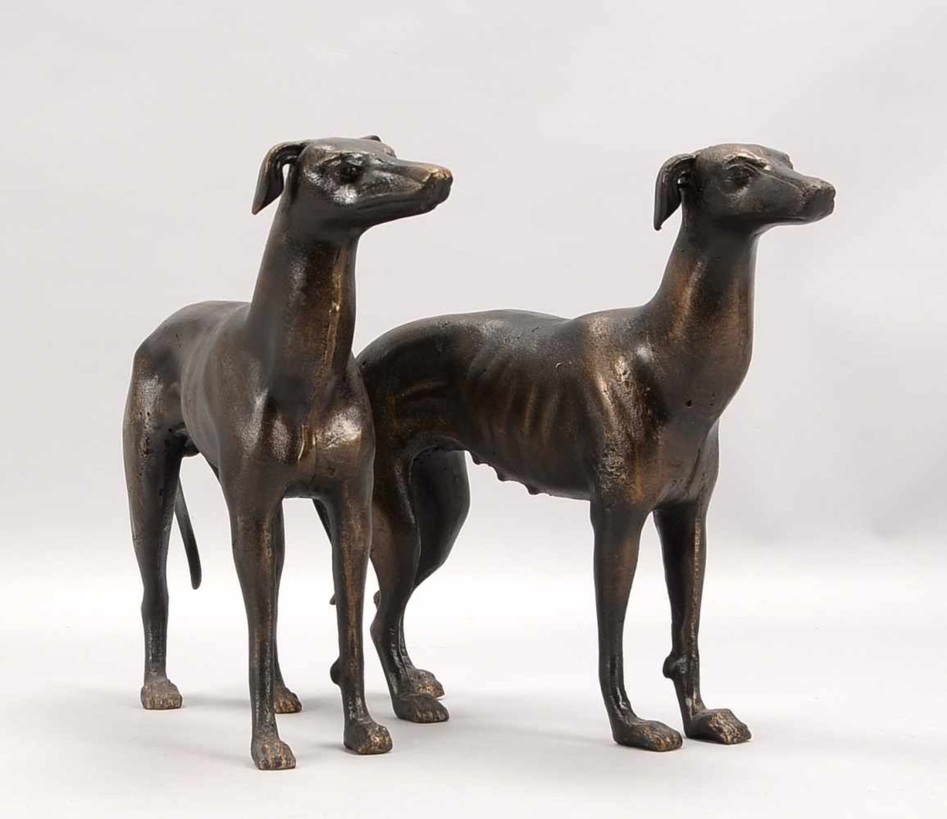 Paar Hundeskulpturen, 'Windhunde', massiver Eisenguss/bronziert; Höhe 28,5 cm, und Höhe 29,5 cm