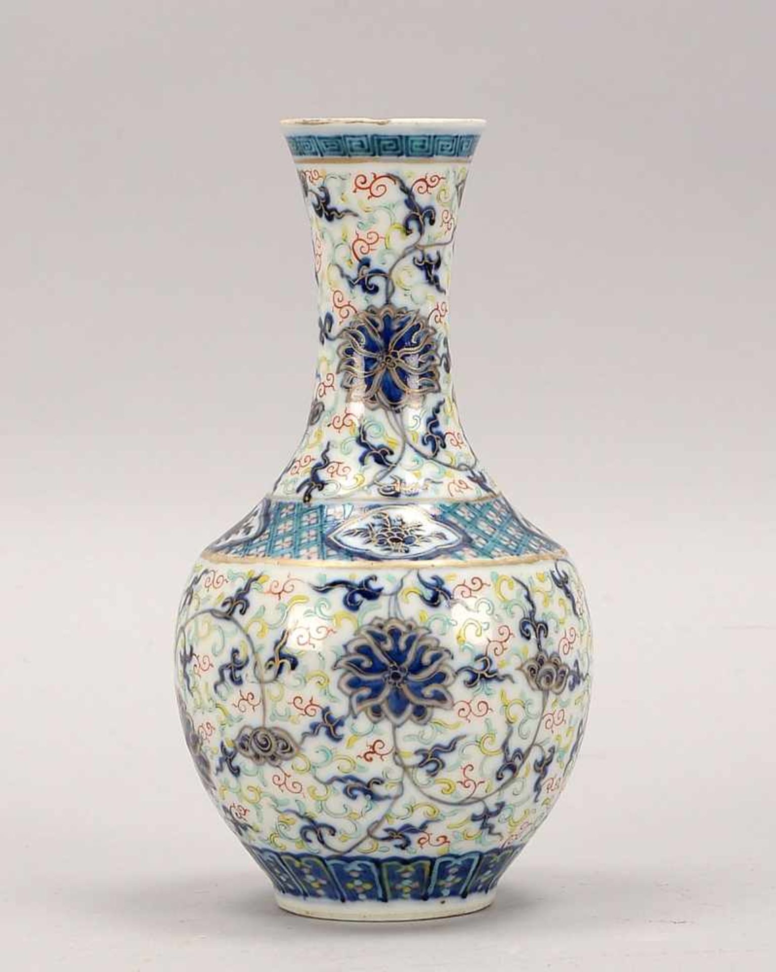 Porzellanvase, China/alt, bauchiger Korpus mit langem Hals, blaue Unterglasur mit farbiger