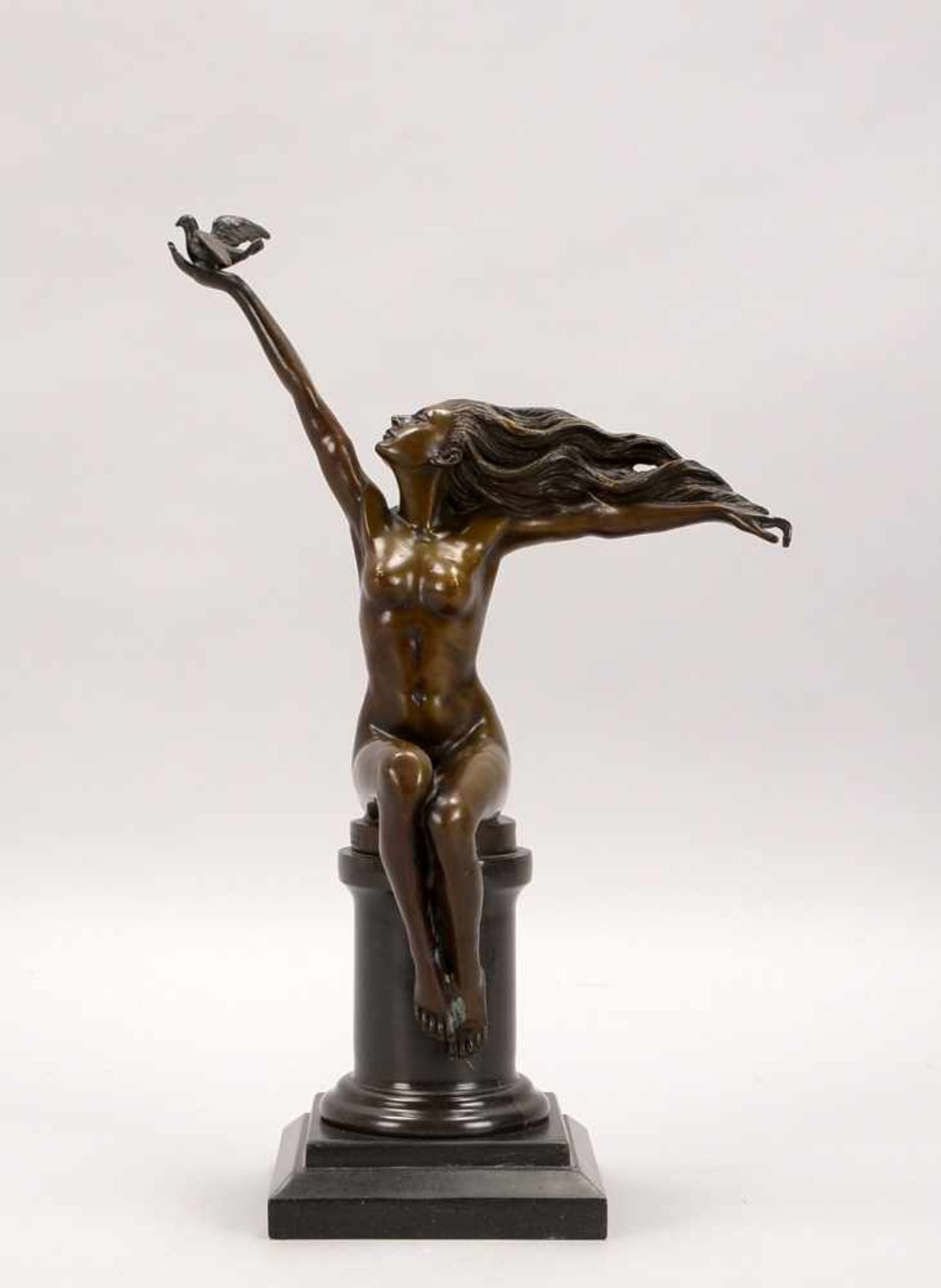 Bronzeskulptur, 'Frauenakt mit Taube', signiert 'A. Gennarelli', mit Gießerpfennig, Figur auf