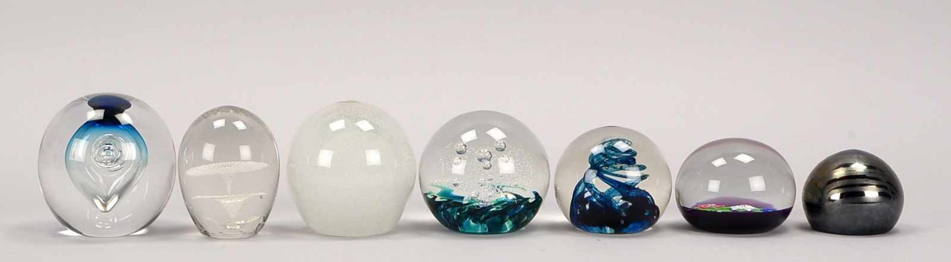 Kleines Lot Glas-Paperweights (verschiedene Glaskünstler), mit Lufteinschlüssen und