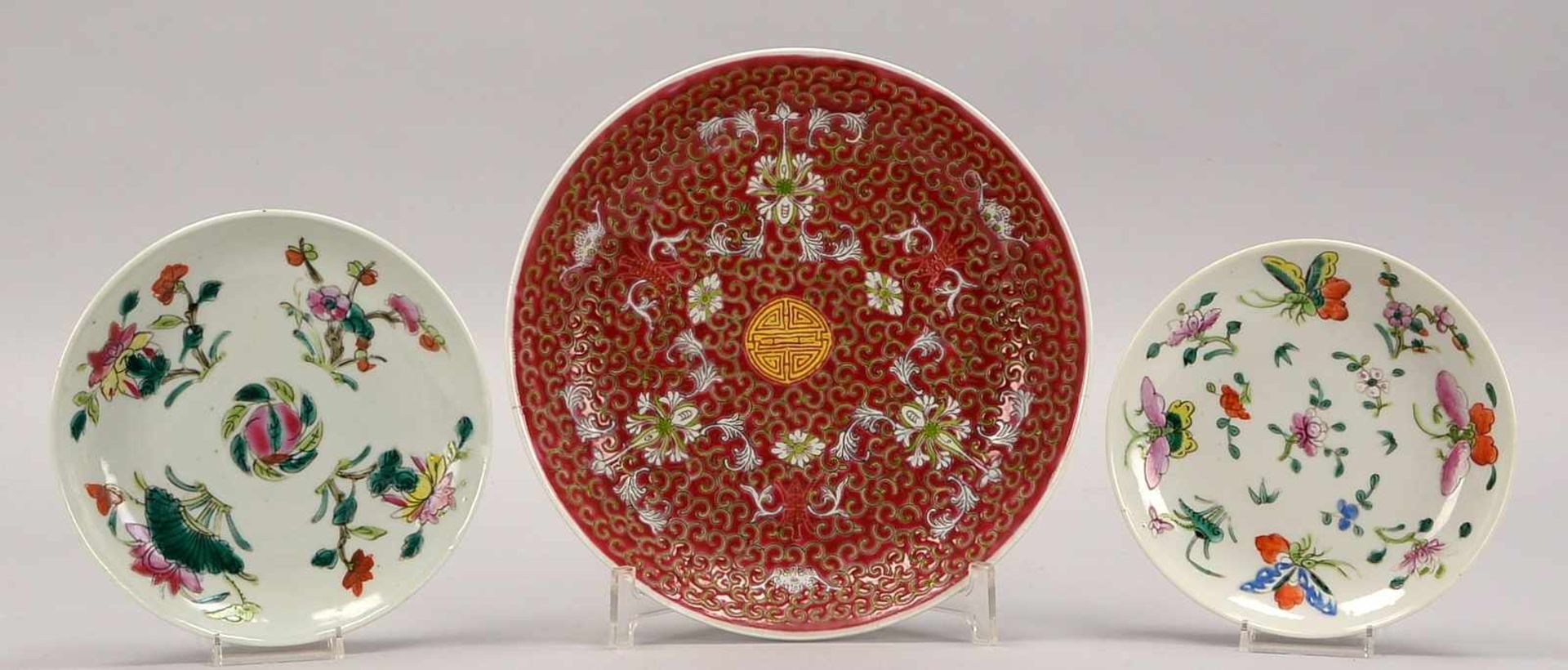 Kleines Teller-Lot, China, 3 Teile, jeweils im Boden gemarkt: 2x Teller/klein, mit floralen