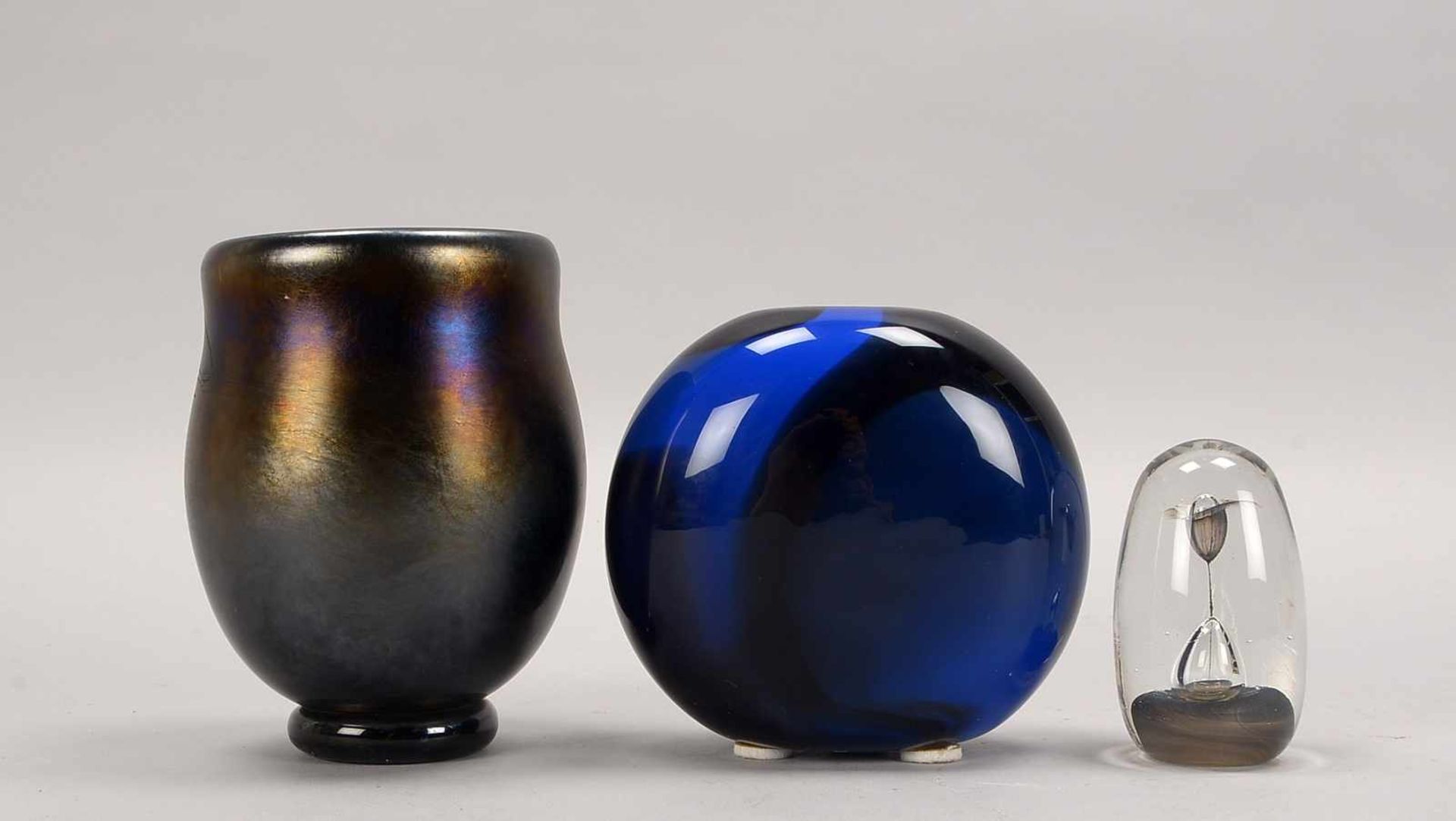 3 Künstler-Glasstücke, 2x Vasen und 1 Glasobjekt: 1x schwere Vase, schwarz-violett/gold