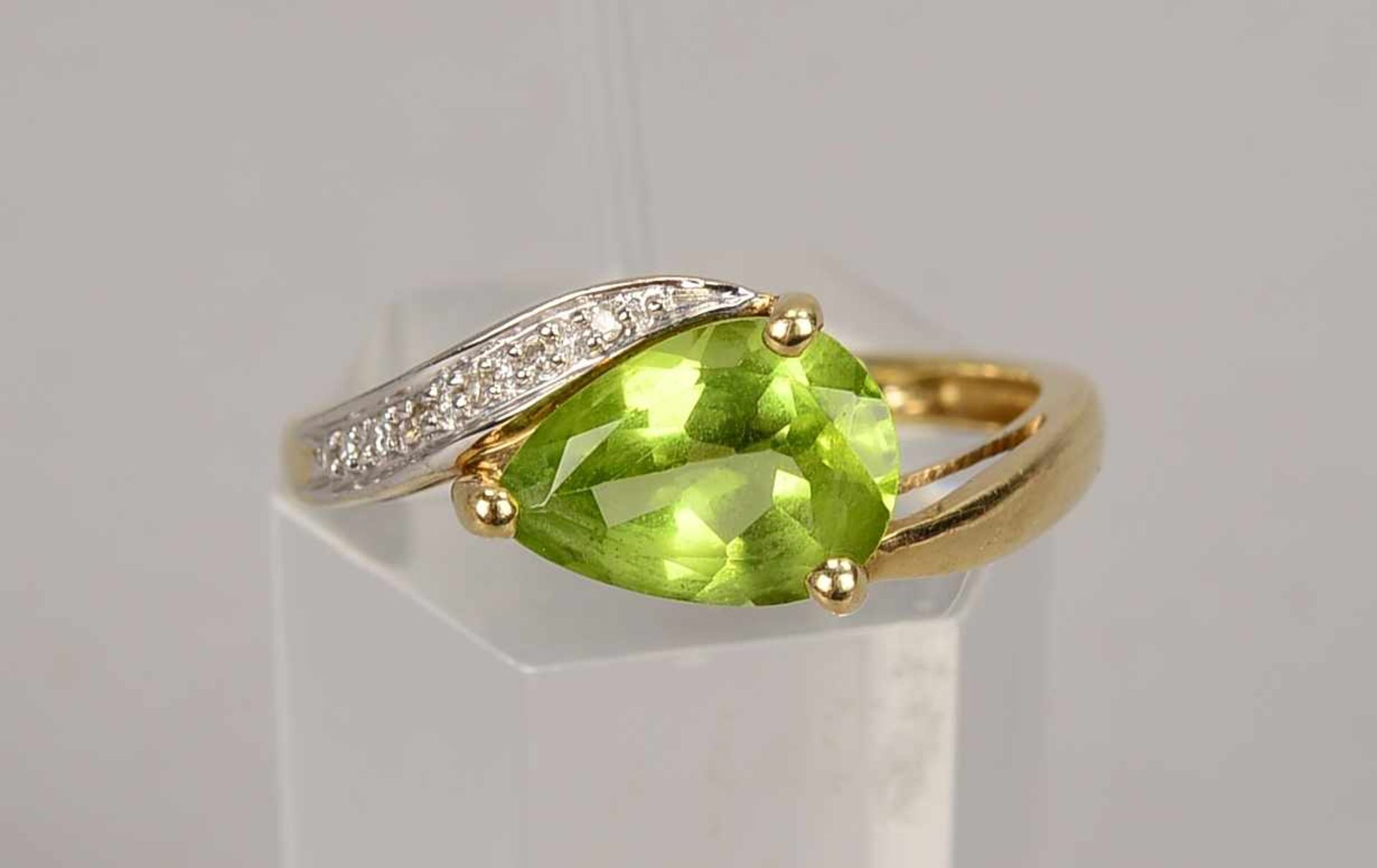 Ring, 333 GG, mit einzelnem Peridot und 6-fachem Diamantbesatz; RG 56, Gewicht 2,25g - Bild 2 aus 2