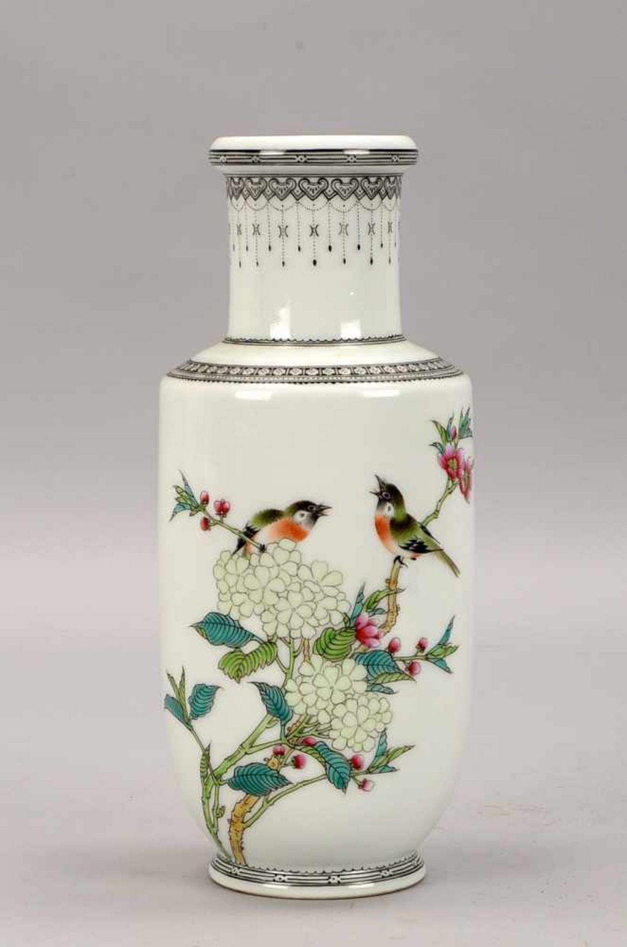 Vase, China, 'Famille Rose', Hals mit filigraner Schwarzlot-Malerei ('Vögel auf Blütenzweigen'),