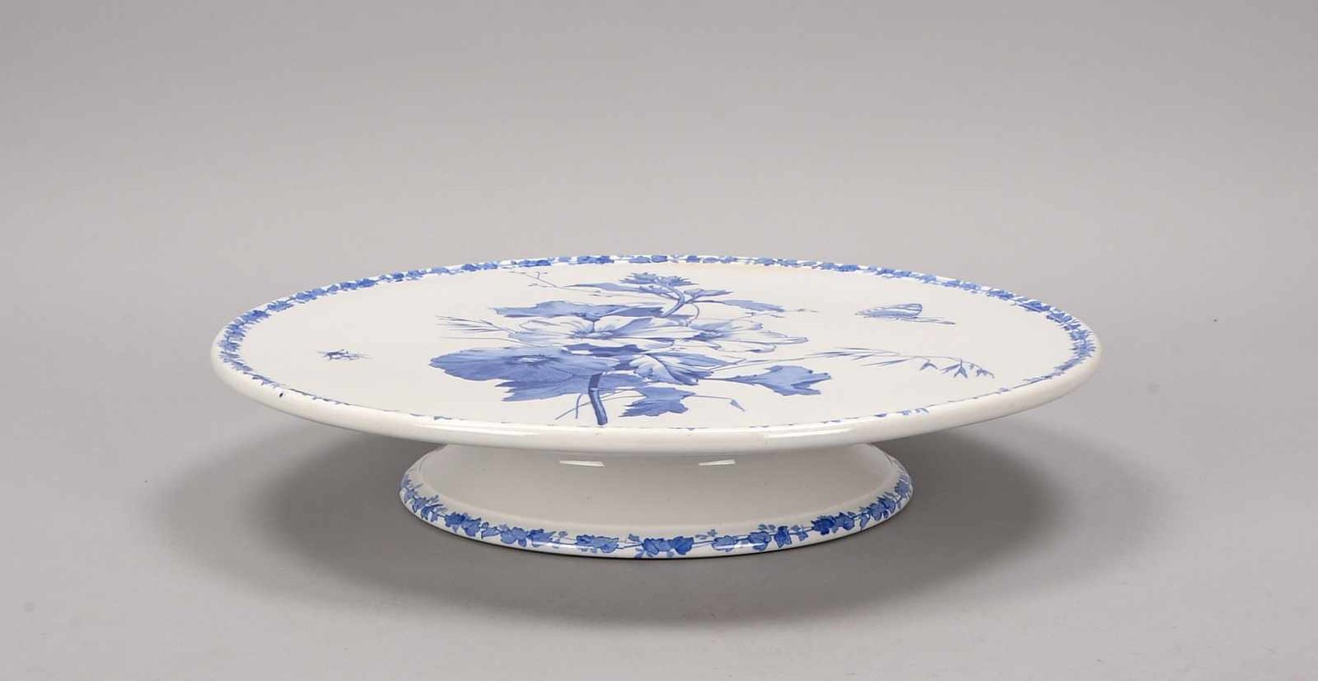 Villeroy & Boch (um 1900), Tortenplatte auf Stand, mit Blütendekor; Höhe 7 cm, Durchmesser 36,5 cm