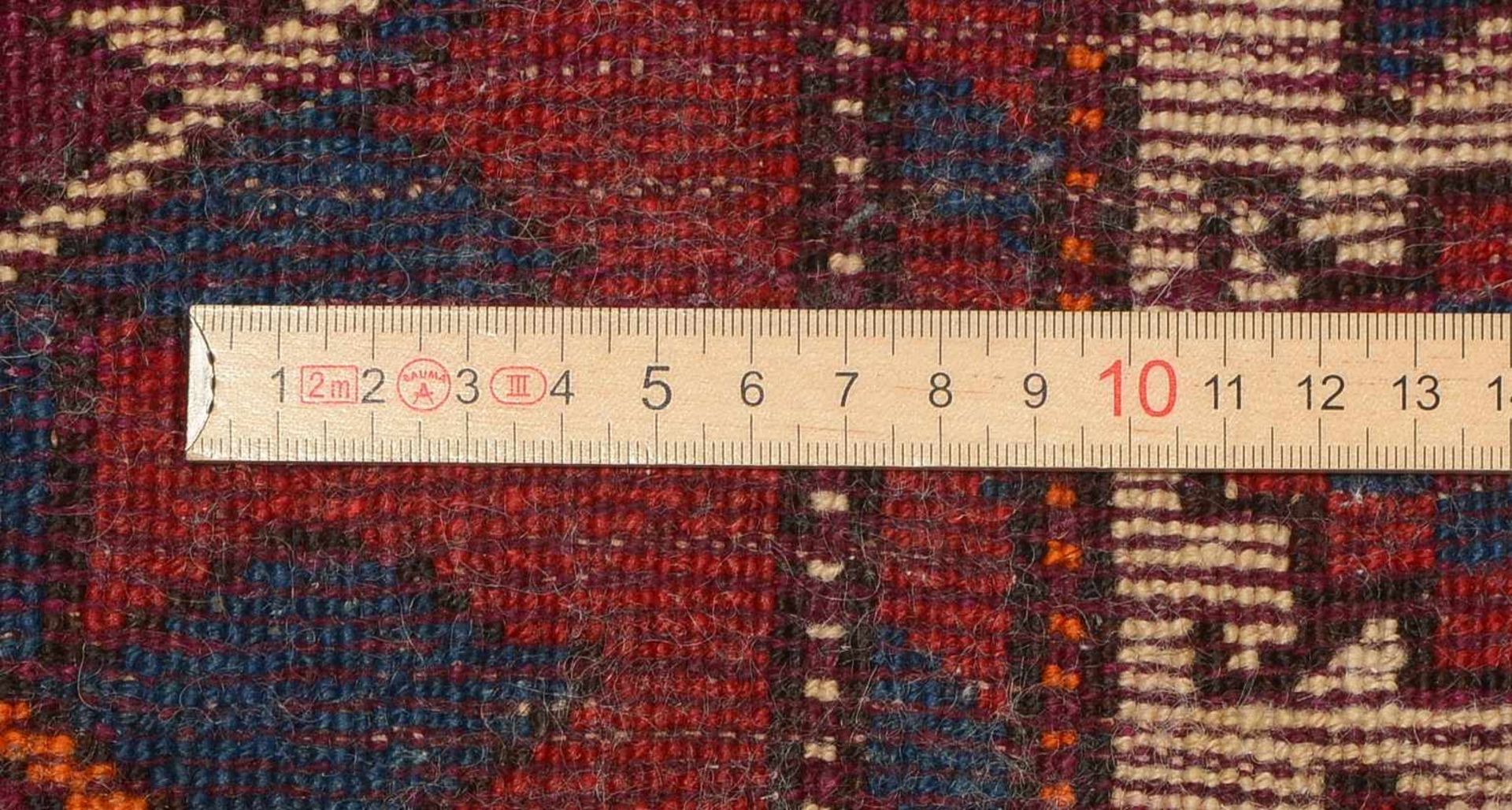 Orientteppich, gleichmäßiger Flor; Maße 229 x 130 cm (mit leichten Gebrauchsspuren) - Bild 2 aus 3