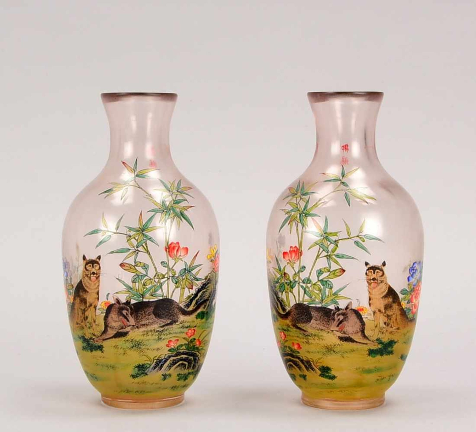 Paar Glasvasen, China, Peking-Glas mit Bemalung (Motiv 'Hunde in Landschaft' - Motiv 1x gespiegelt);