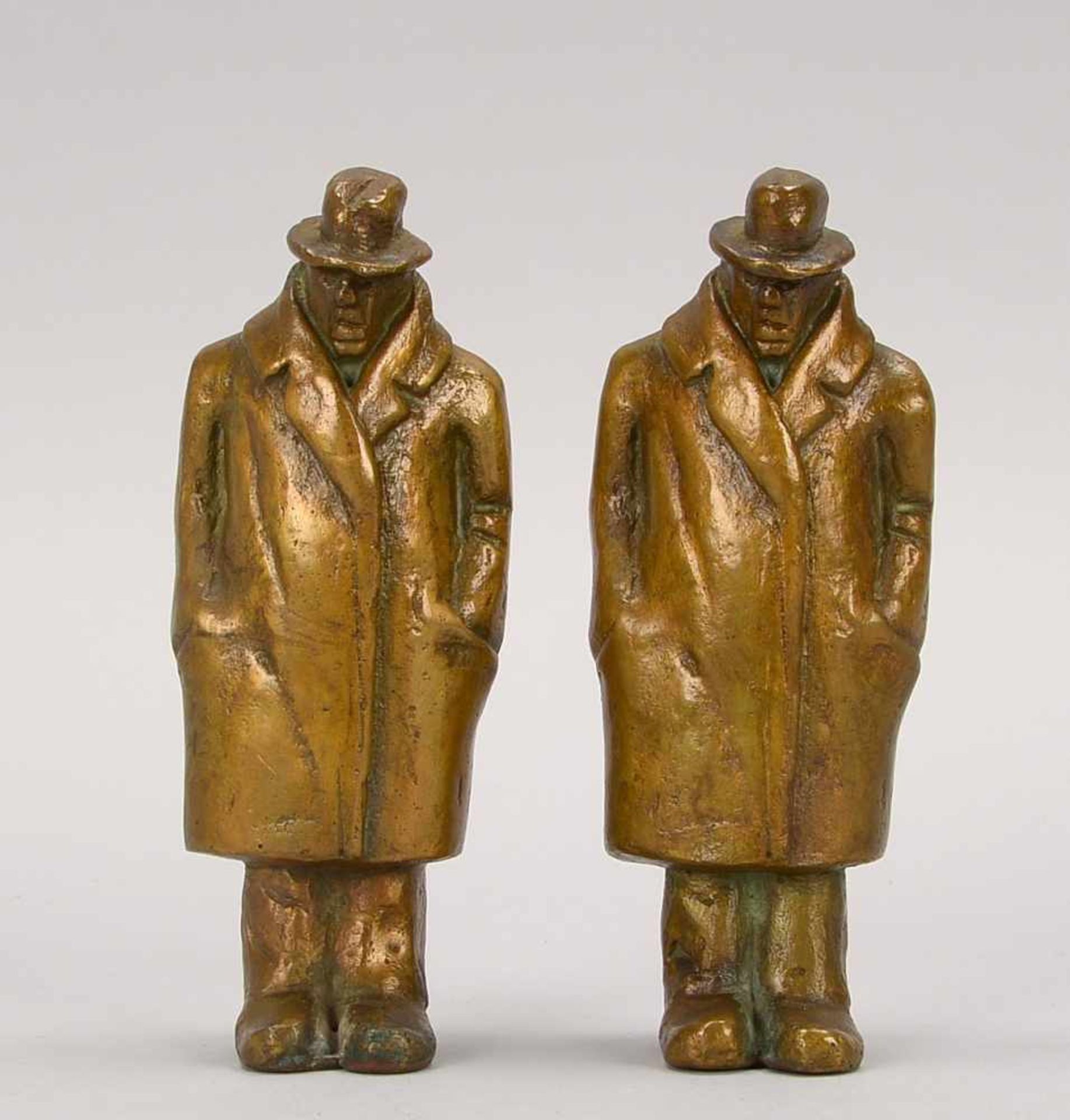 Neuenhausen, Siegfried (*1931 Dormagen), Bronzefiguren-Paar, 'Mann mit Hut', rückseitig