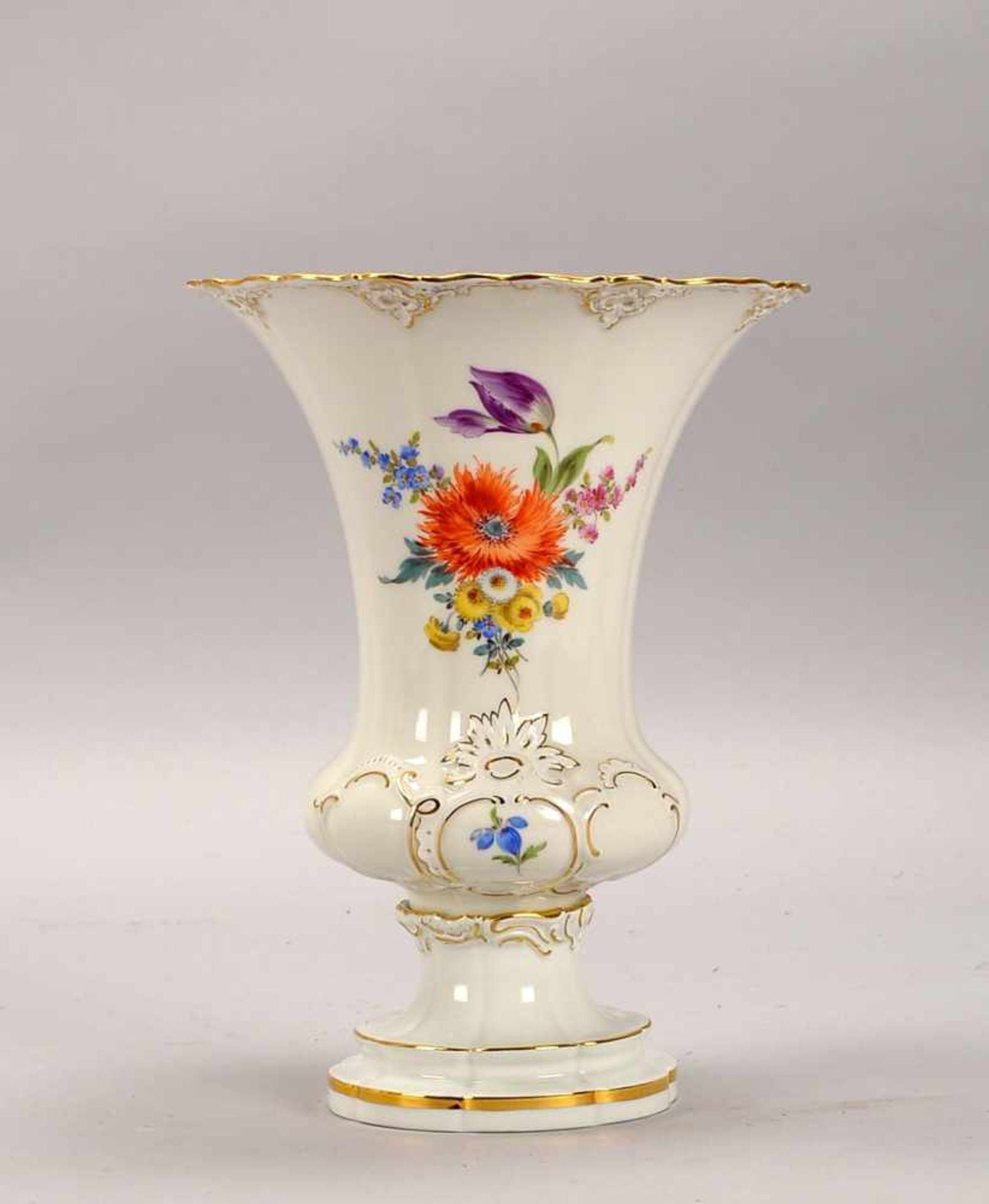 Meissen, Prunkvase, 2-gestrichen, Trichterform, mit Blumendekor und Golddekor, Vase auf Fußstand;