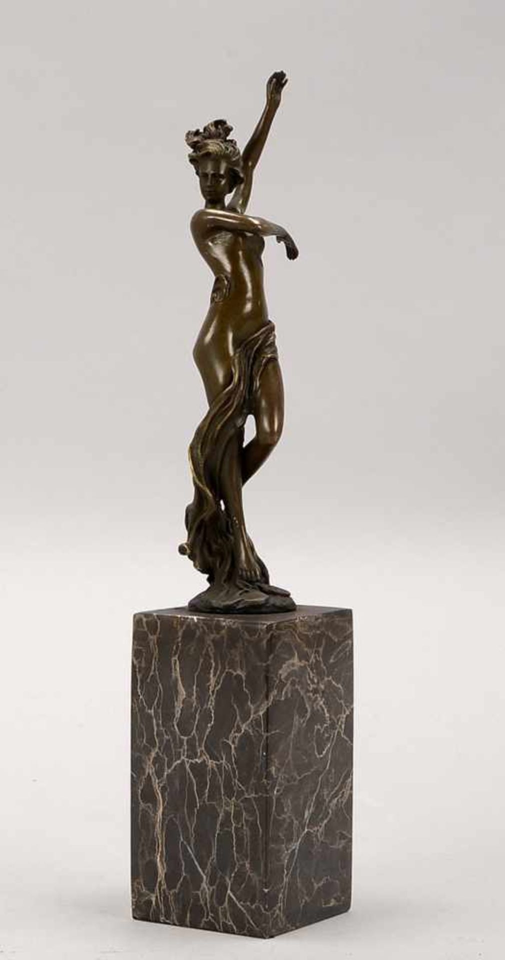 Bronzefigur, 'Tänzerin' (in ein Tuch gehüllt dargestellt), Figur auf rechteckiger Marmorplinthe;