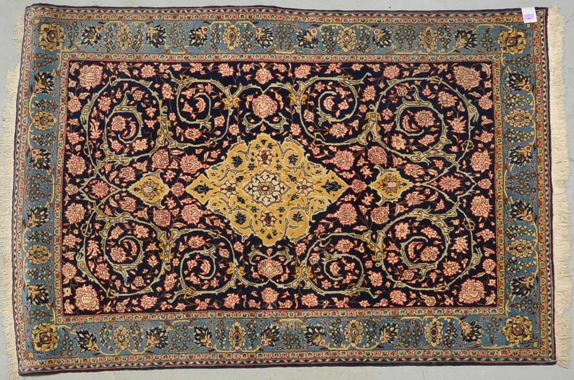 Ghom-Orientteppich, mit Seidenanteilen, feste Knüpfung, Flor in sehr guter Erhaltung; Maße 204 x 136