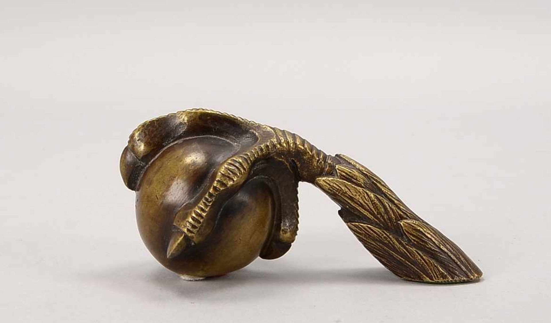Figürliche Bronze-Applike als Briefbeschwerer (Darstellung einer Greifvogel-Klaue, eine Kugel
