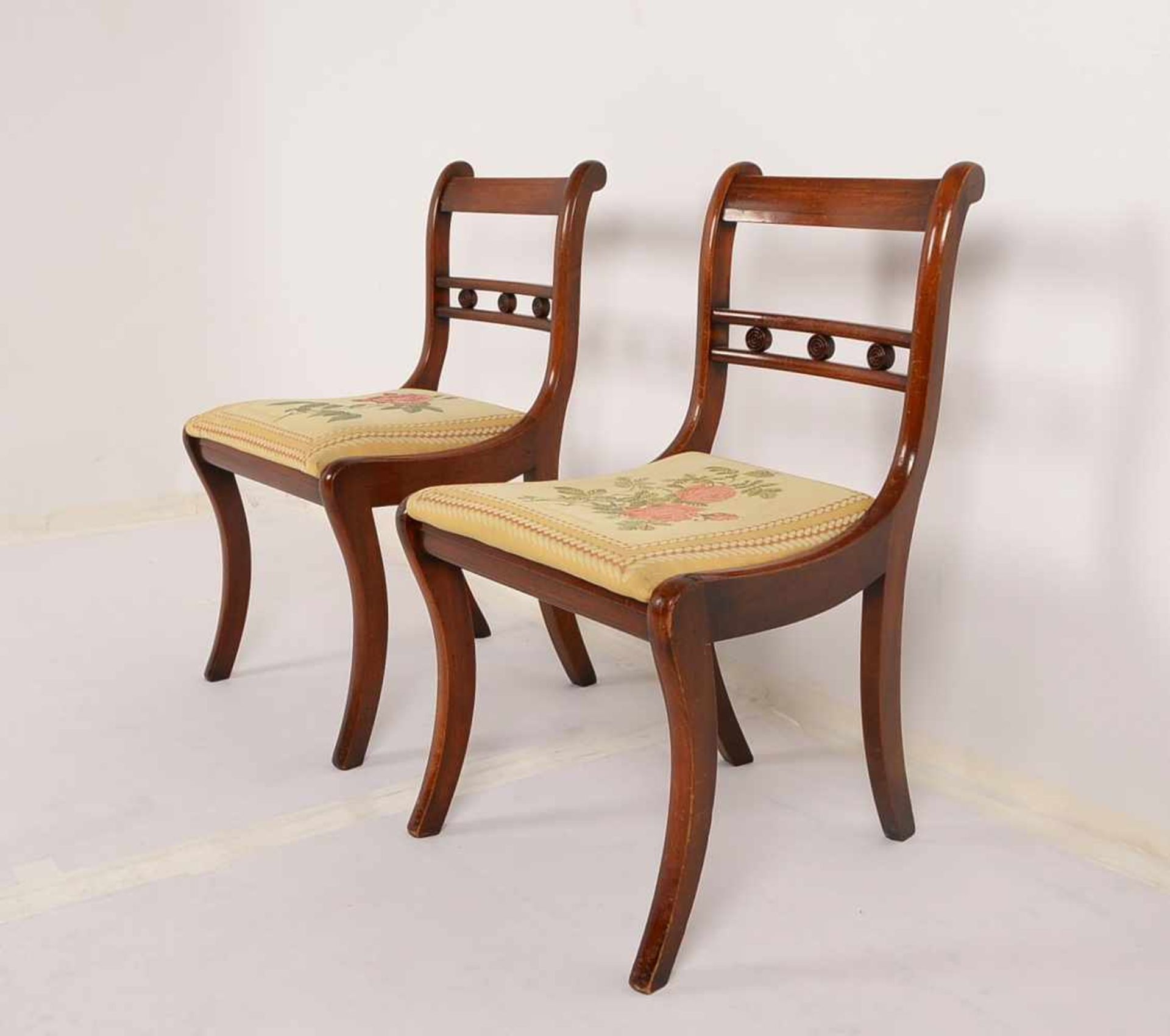 Paar Stühle, England, alt, Mahagoni massiv, mit Stoffbezug (Sitzflächen nach Fleckentfernung