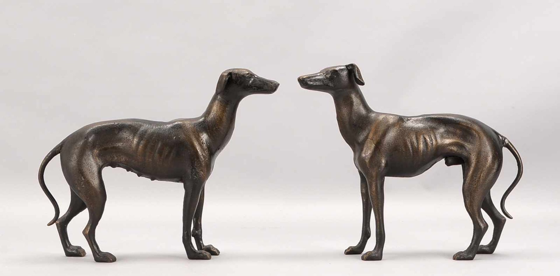 Paar Hundeskulpturen, 'Windhunde', massiver Eisenguss/bronziert; Höhe 28,5 cm, und Höhe 29,5 cm - Bild 2 aus 2