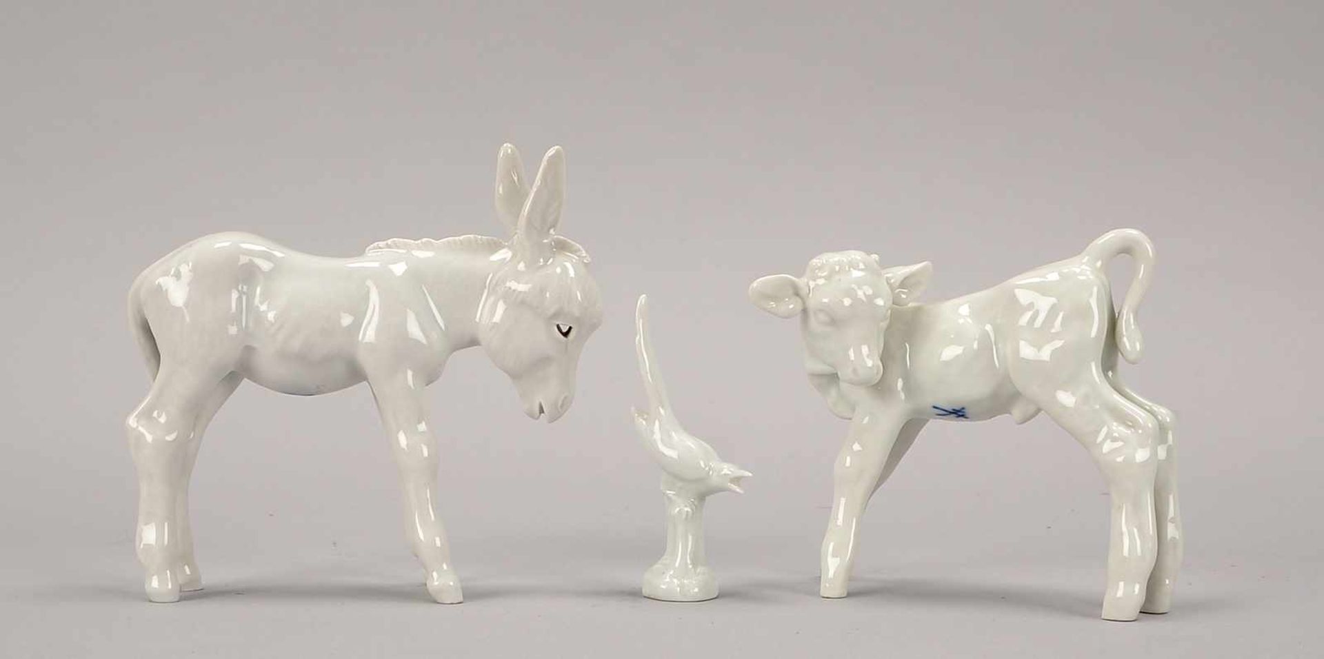 Meissen, 3 Porzellan-Tierfiguren, Weißporzellan, I. Wahl, jeweils mit Unterglasurmarke: 1x 'Junger