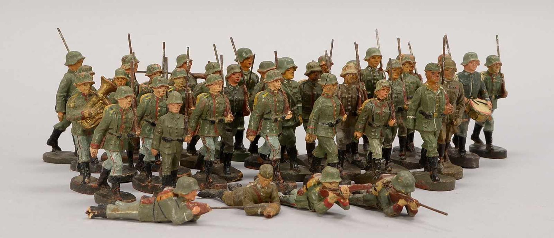 Lot Spielzeug-Soldatenfiguren, Lineol/Elastilon, verschiedene Ausführungen, 38 Stück; Höhe bis ca. 9