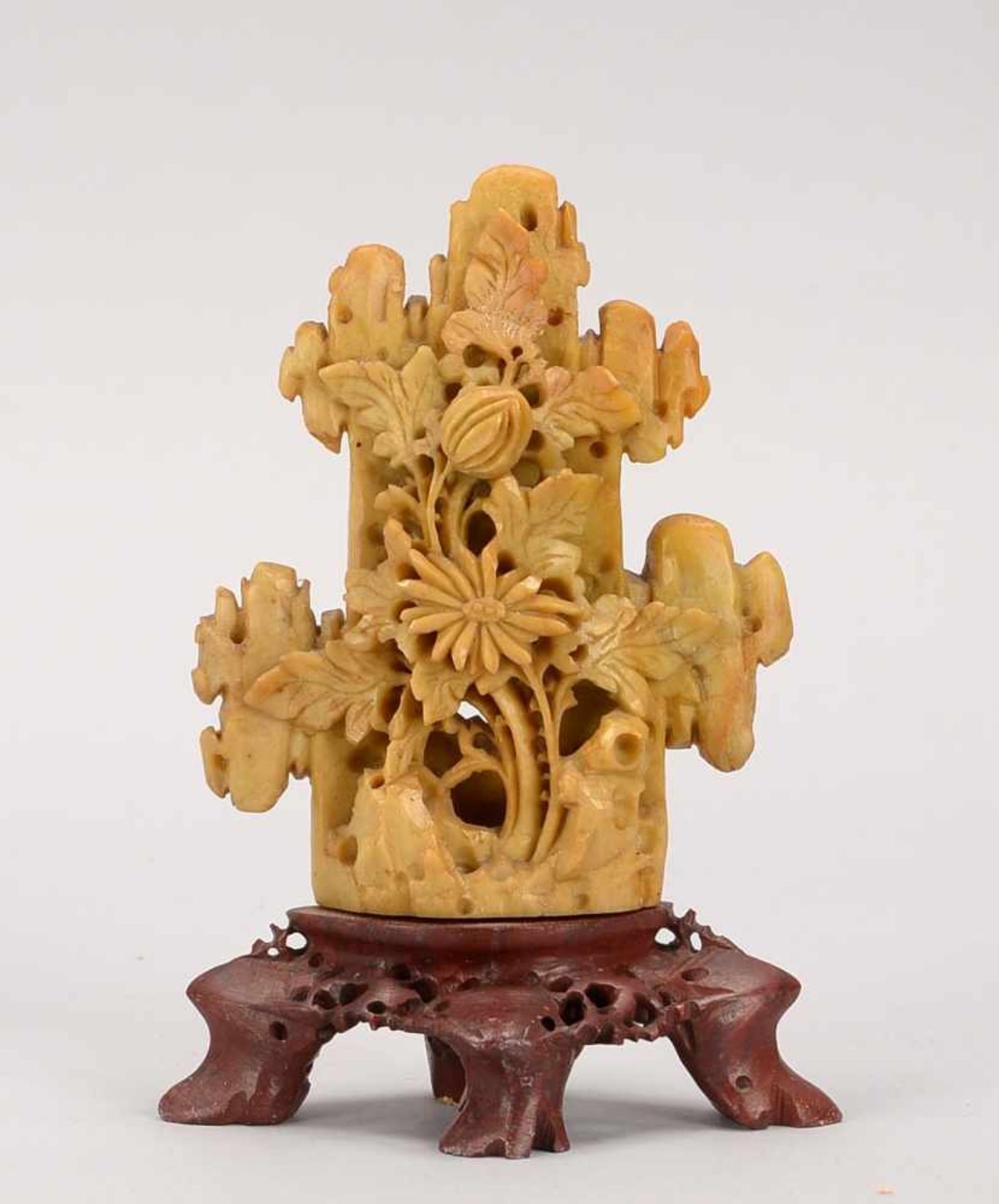 Steinfigur/Tischdekoration, China, alt, Blumenmotiv; Höhe 15 cm (Spitze geklebt)