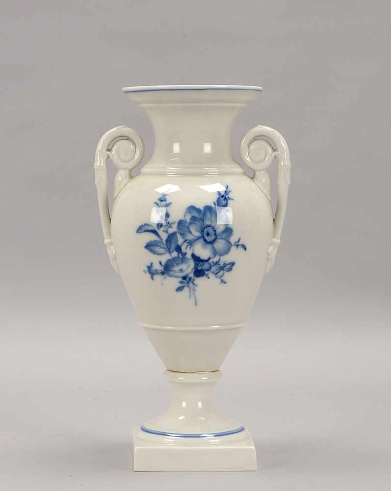 Meissen, Porzellan-Amphorenvase, 3-gestrichen, blaue florale Bemalung/Aquatinta, mit Bodenmarke;