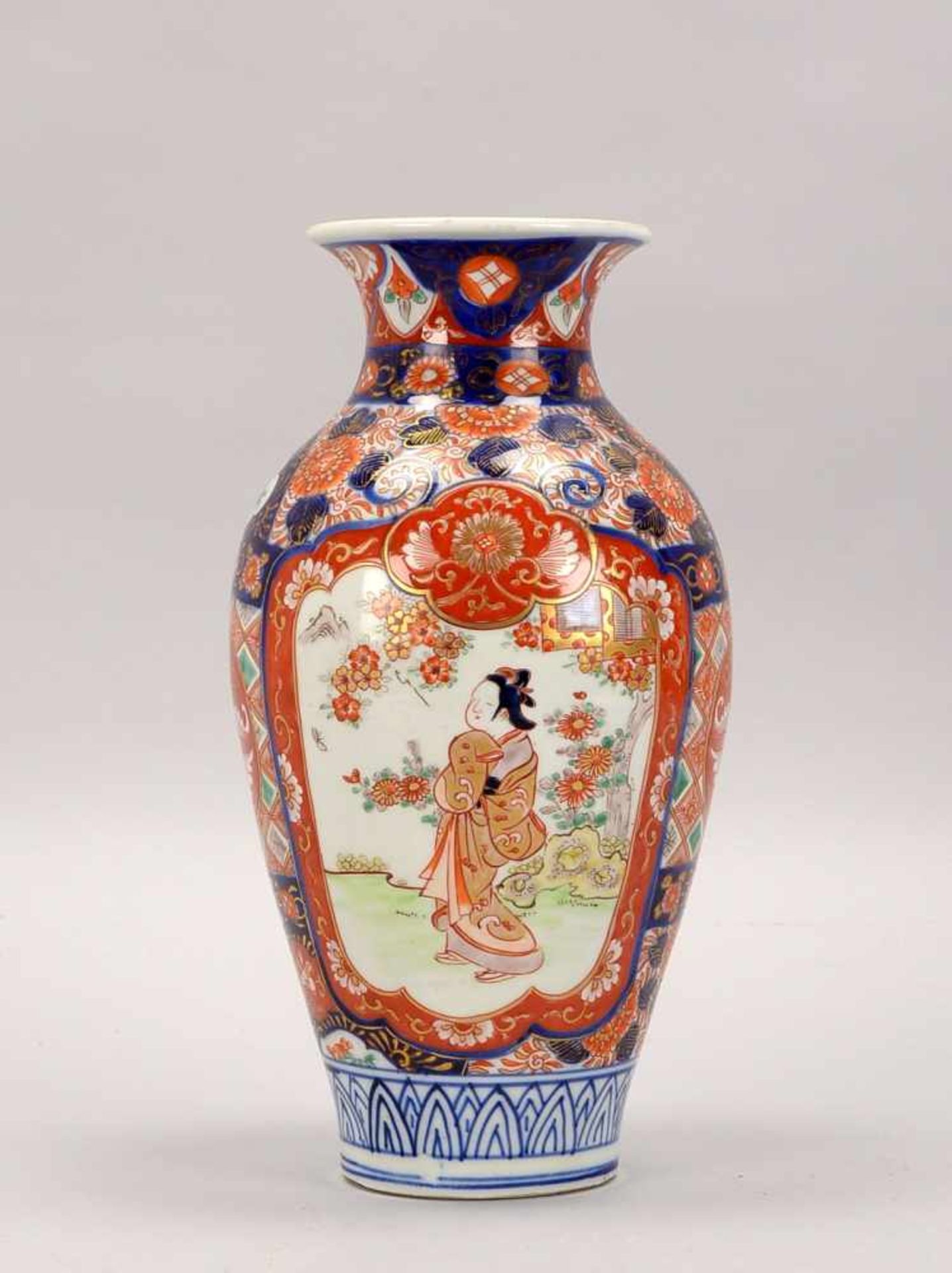 Imari-Vase, China, Balusterkorpus, 2x passige Bildfeldern und rot-blaue Malerei ('Blütenwerk'-