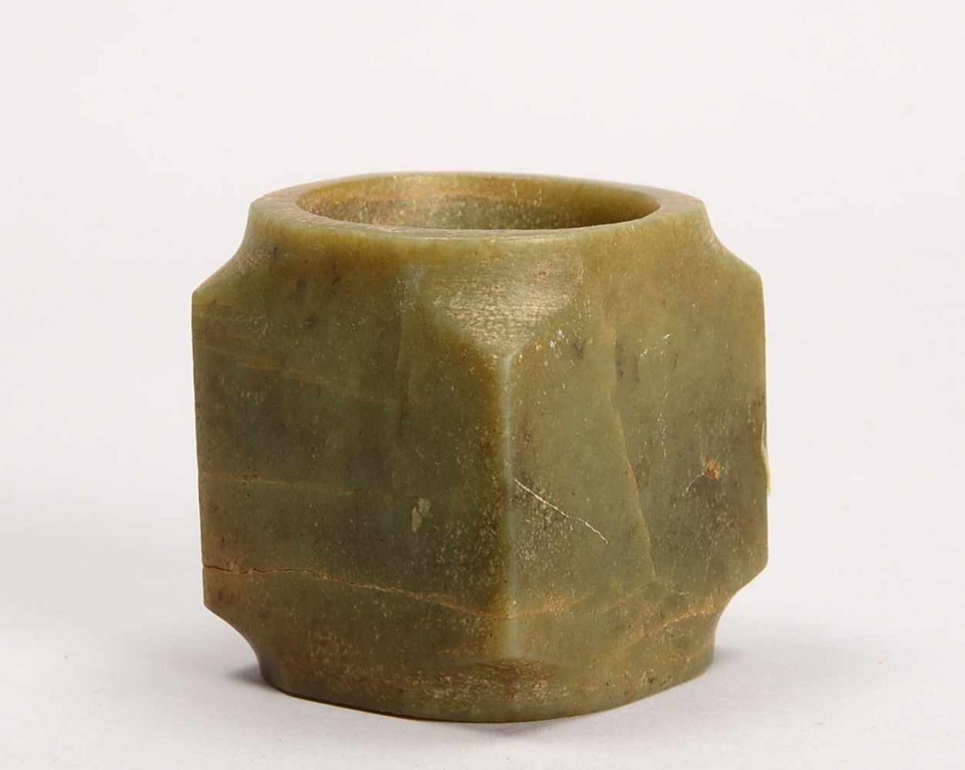 Jade-Objekt (wohl Grabbeilage), China; Höhe 6,5 cm, Breite 5,5 cm, Tiefe 5,5 cm, Innendurchmesser - Bild 2 aus 2
