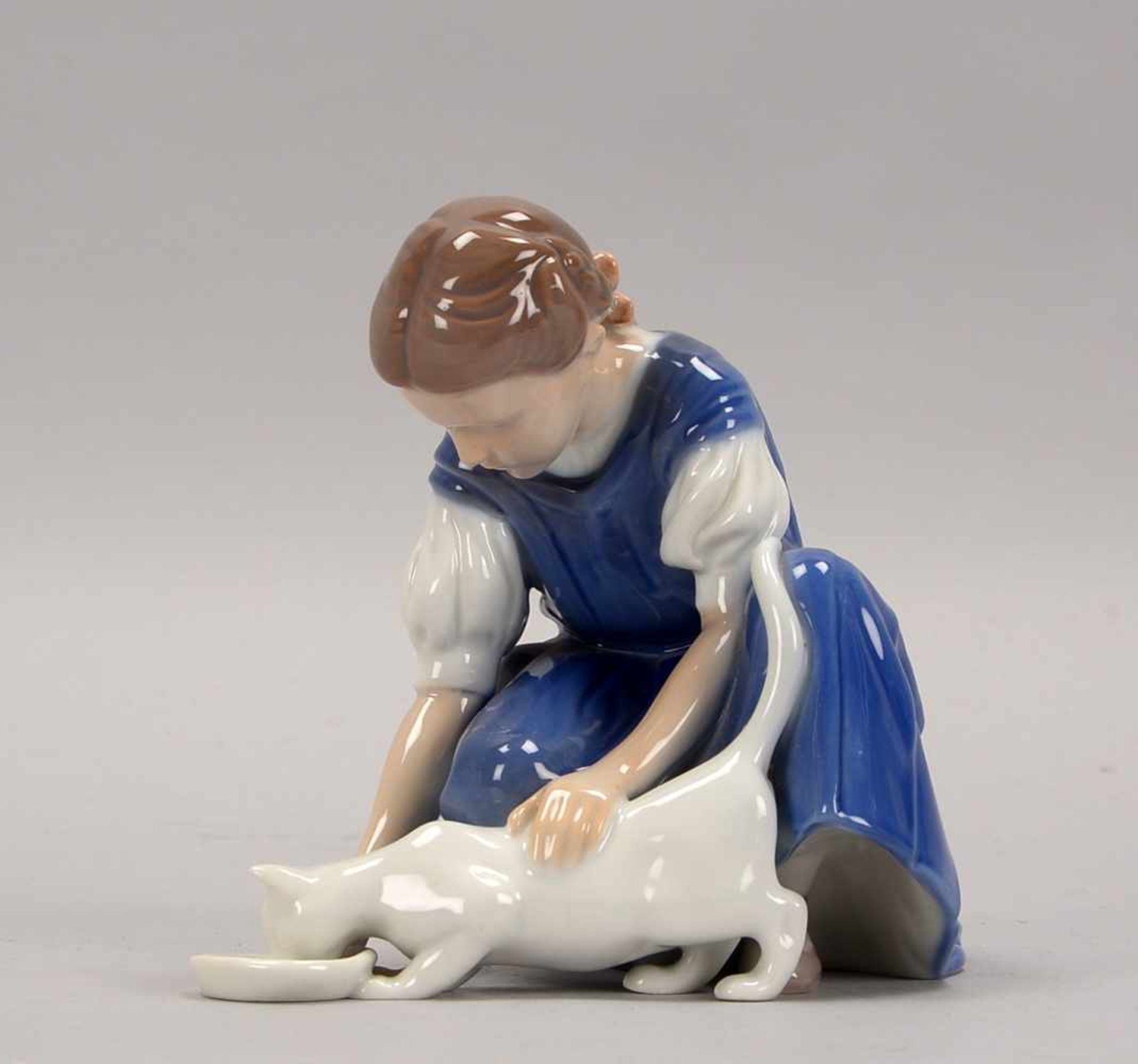 Bing & Grøndahl, Porzellanfigur, 'Mädchen mit Katze', Unterglasur-Teilbemalung, Entwurf: Ingeborg