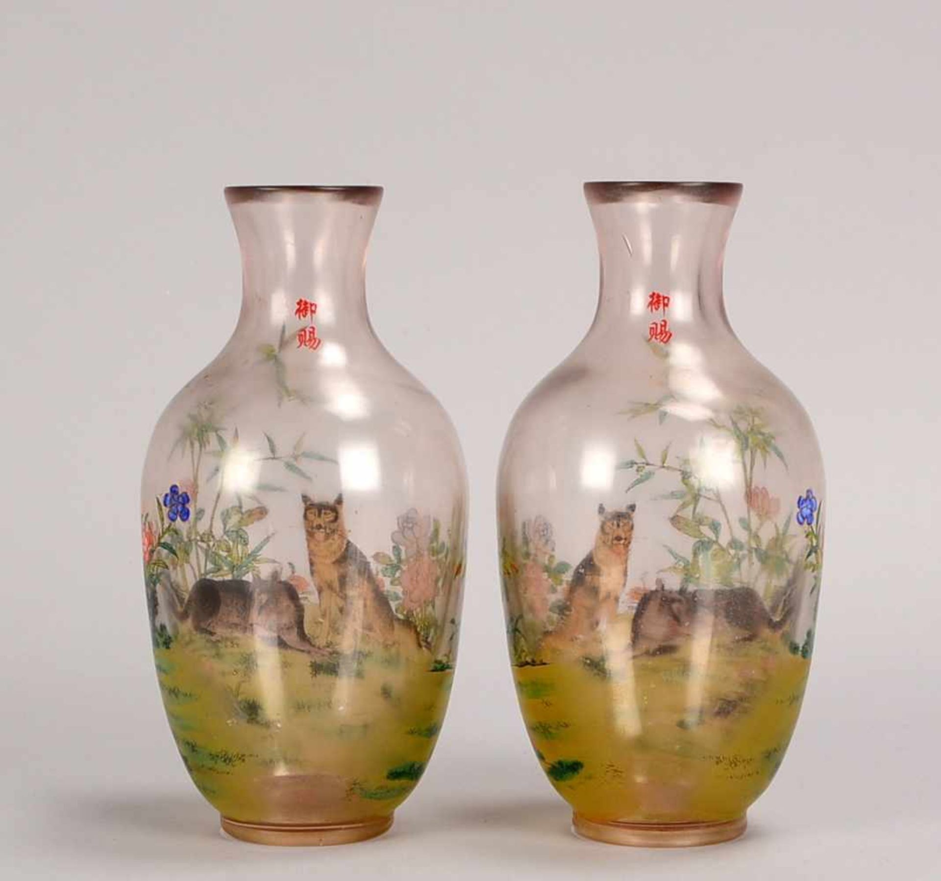 Paar Glasvasen, China, Peking-Glas mit Bemalung (Motiv 'Hunde in Landschaft' - Motiv 1x gespiegelt); - Bild 2 aus 3