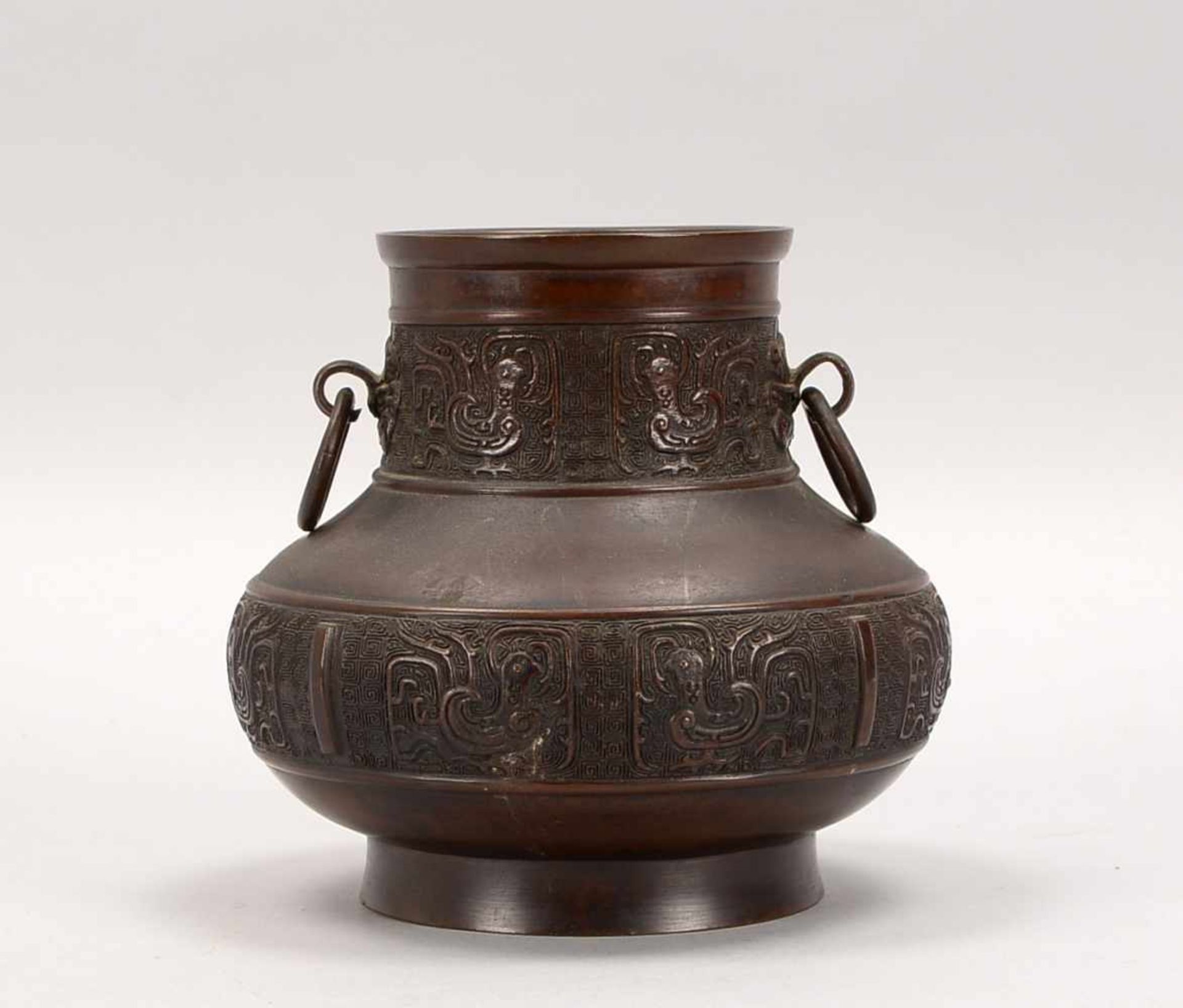 Bronzegefäß, China, alt, bauchige Form mit kurzem Hals, umlaufend reliefiert (Vogel-Motive),