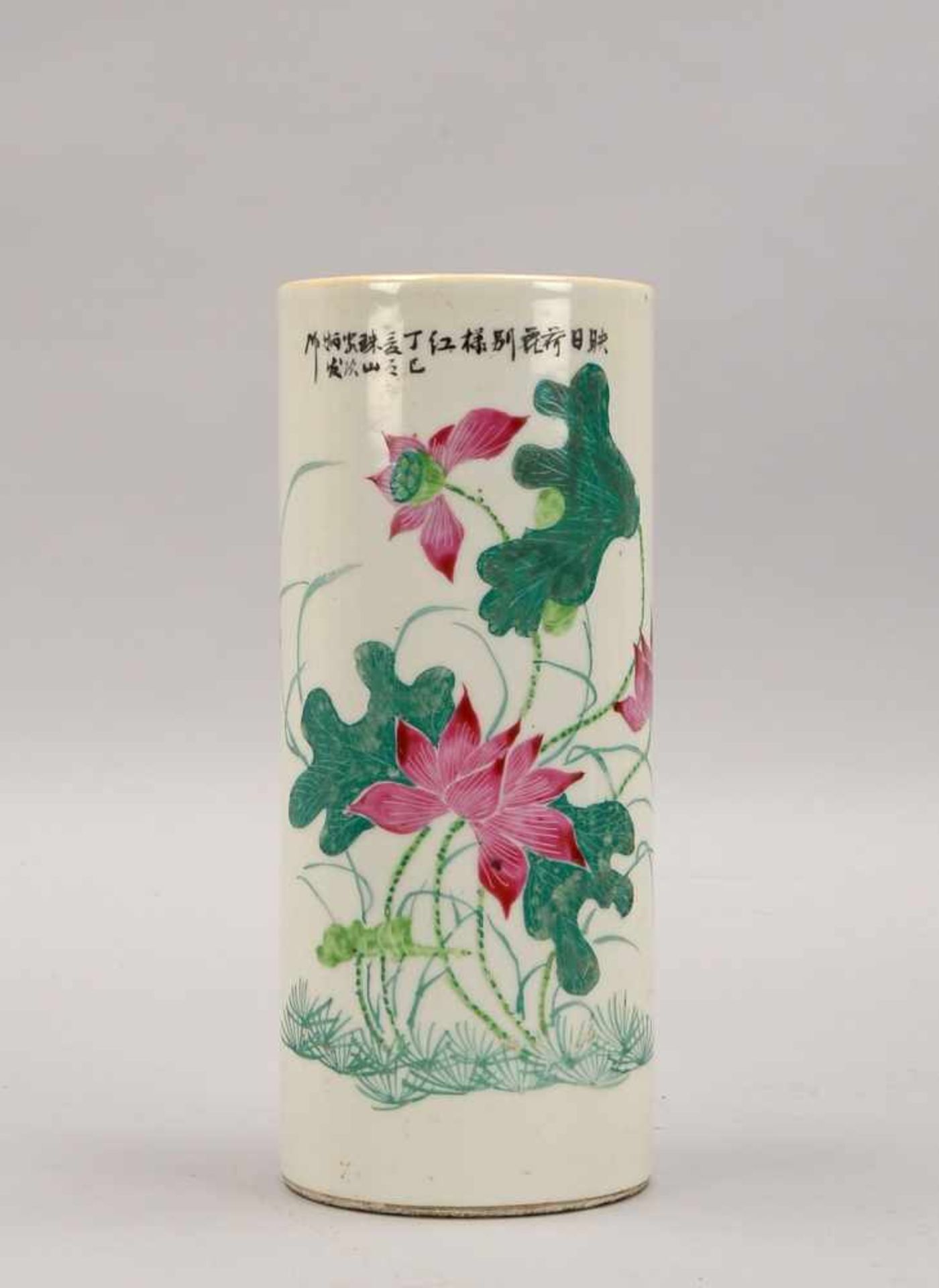 Porzellangefäß/Pinselbecher, China, um 1900, handbemalt, mit Lotusblüten-Motiven, im oberen Teil mit