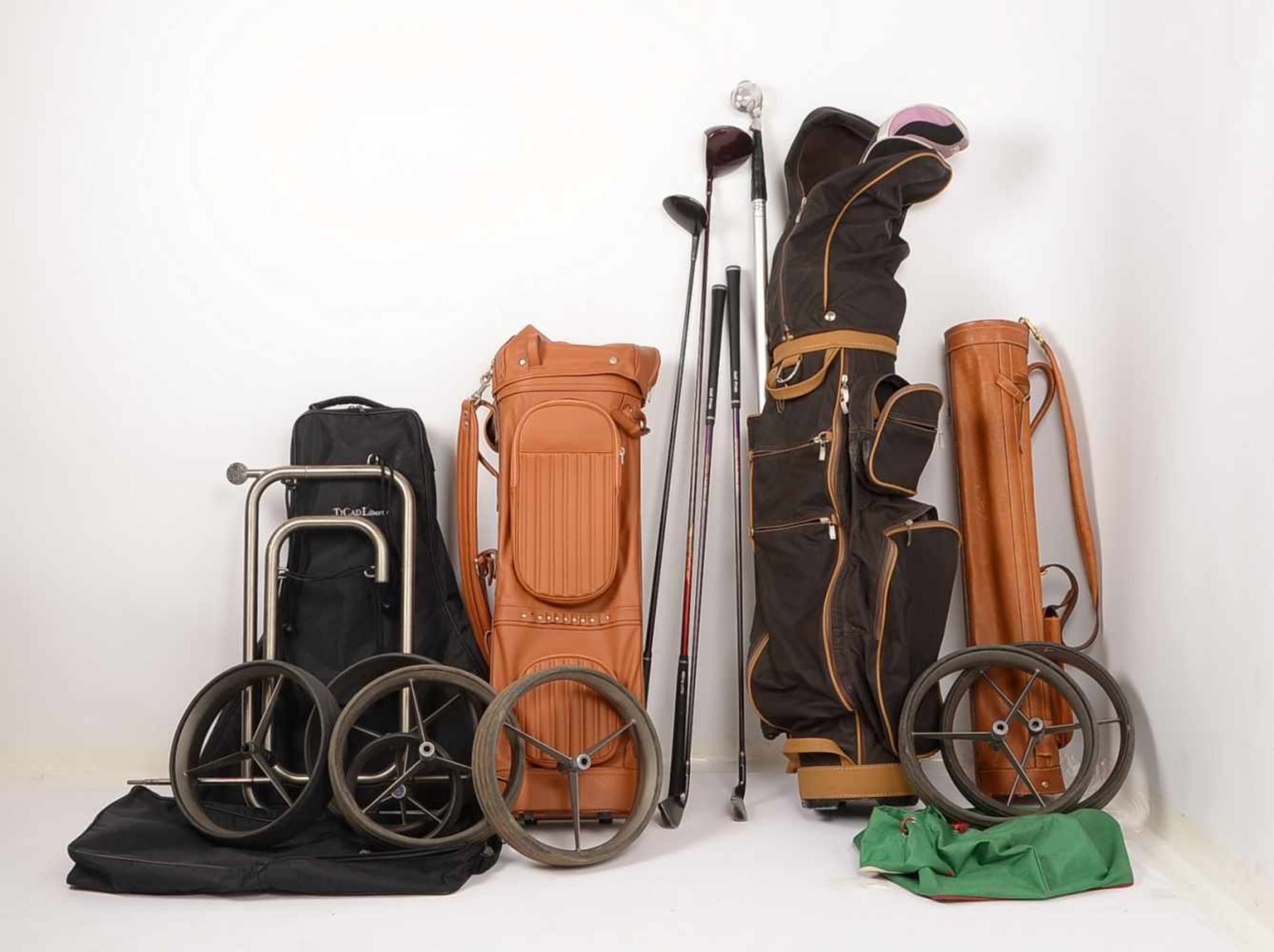 Umfangreiche Golf-Ausrüstung: diverse Schläger/u.a. 'Majesty', 2x Lederbags und 2x Trolleys, dazu