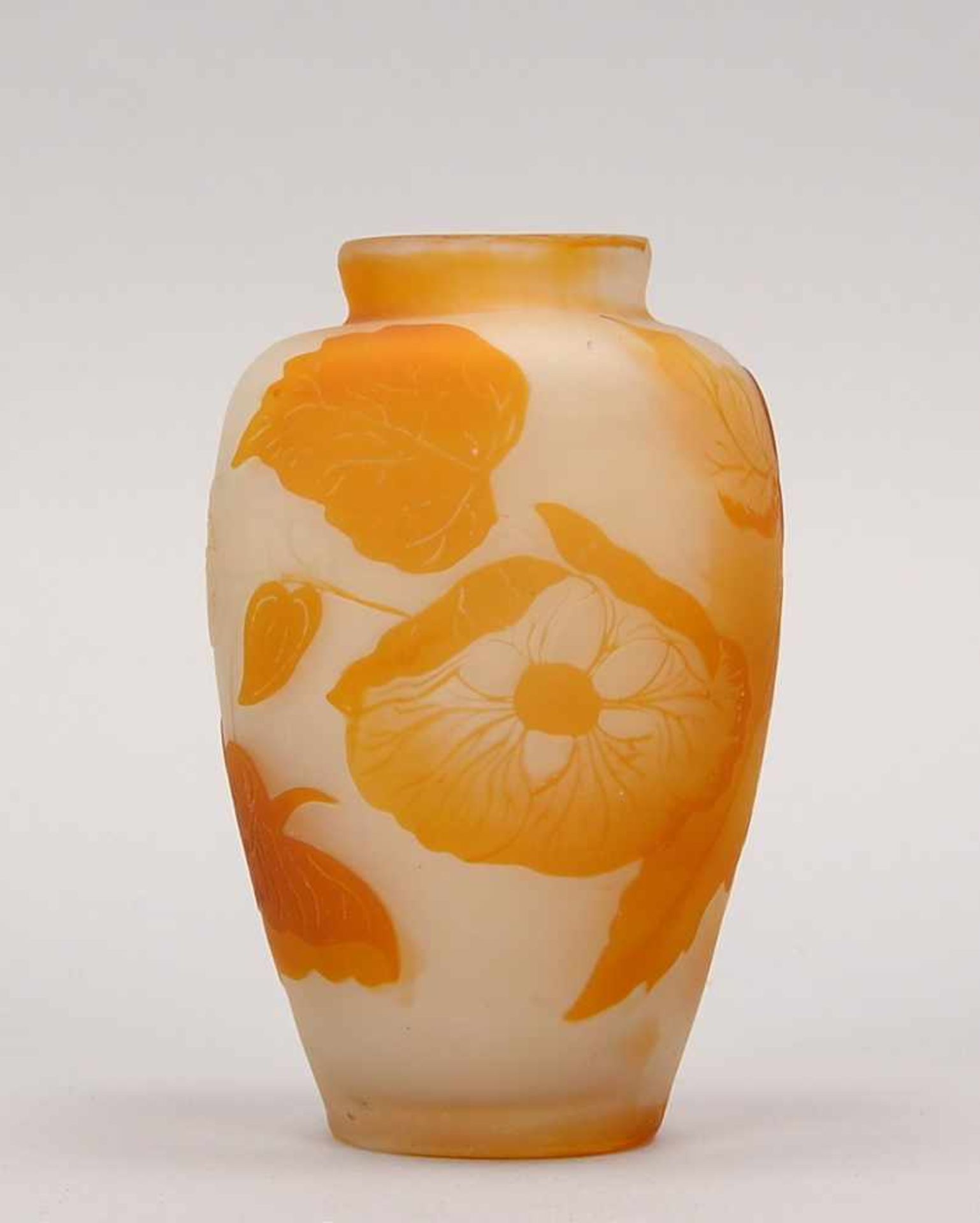 Gallé, Künstler-Glasvase, mattiertes Glas, orangefarben überfangen/geschnitten, mit floralem