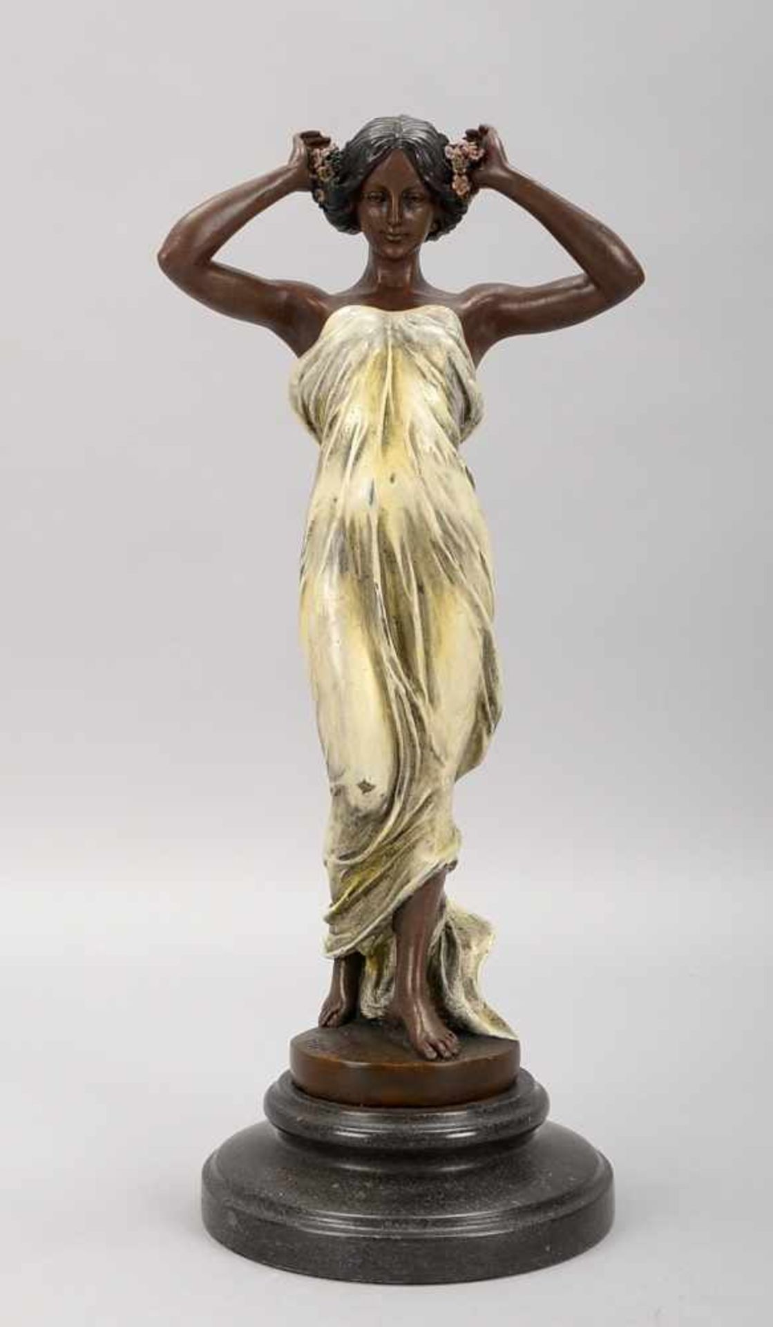 Bronzefigur in Jugendstil-Manier, 'Grazie' (dargestellt in weiß gefasstem 'Kleid'), unleserlich