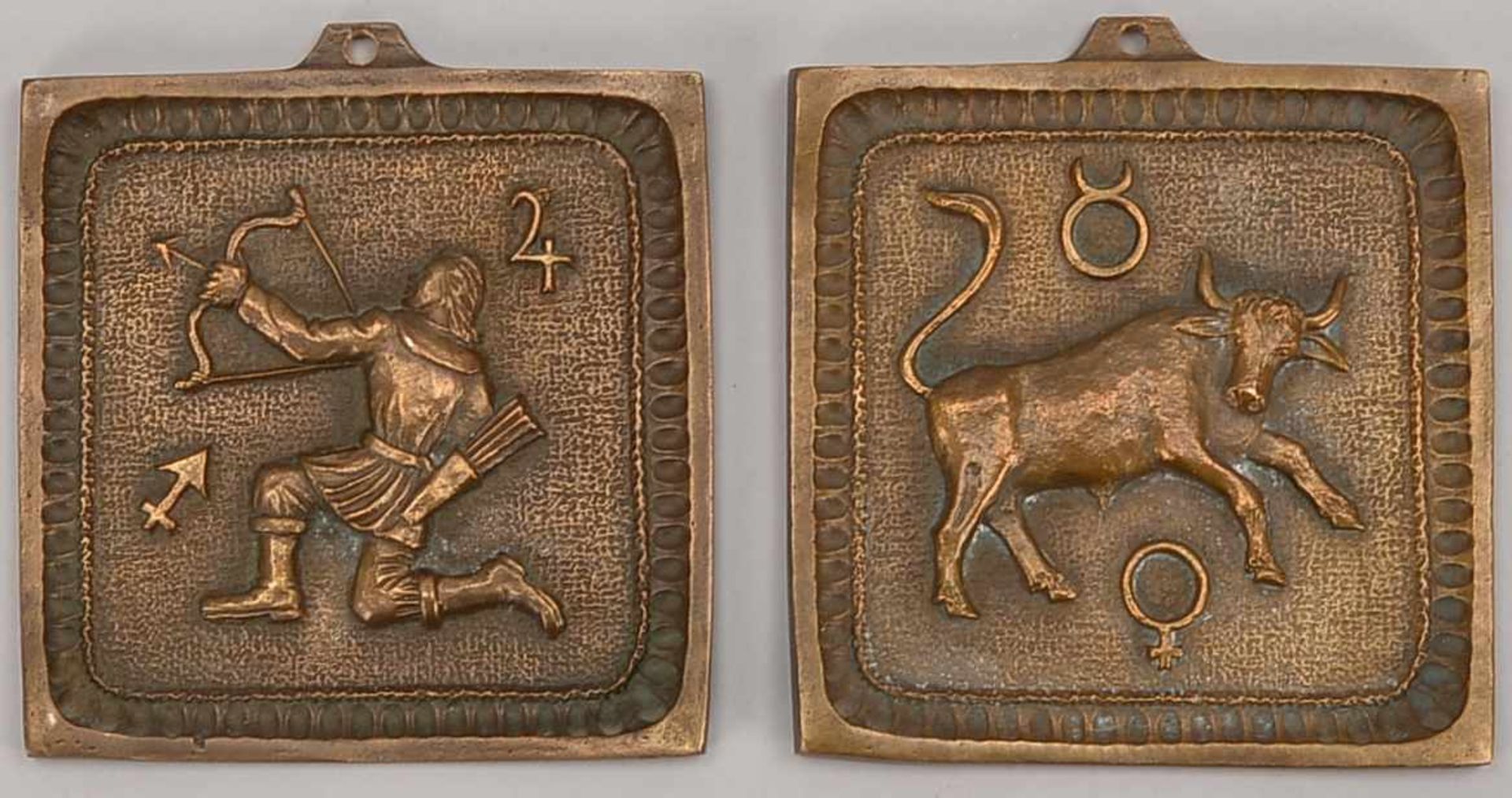 2 Bronze-Platten mit figürlichen Reliefdarstellungen (Tierkreiszeichen 'Stier' und 'Schütze'),