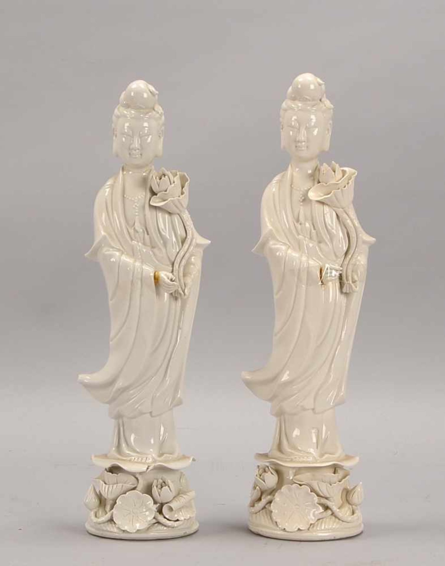 Paar Guanyin-Figuren, China, 'Mann und Frau', Weißporzellan; Höhe 36,5 cm, und Höhe 37 cm (mit