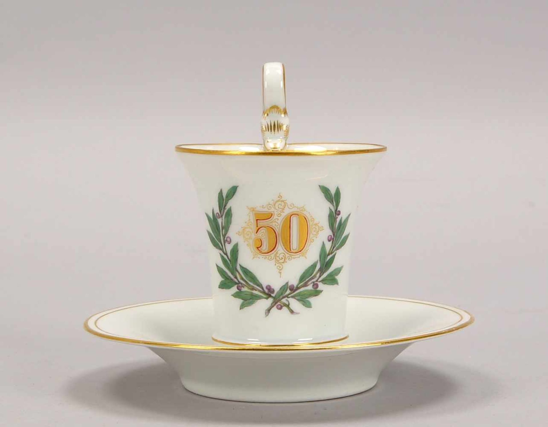 Meissen, Jubiläumstasse, Knaufzeit, I. Wahl, Tasse mit Untertasse, handbemalt (Motiv: goldene '50'