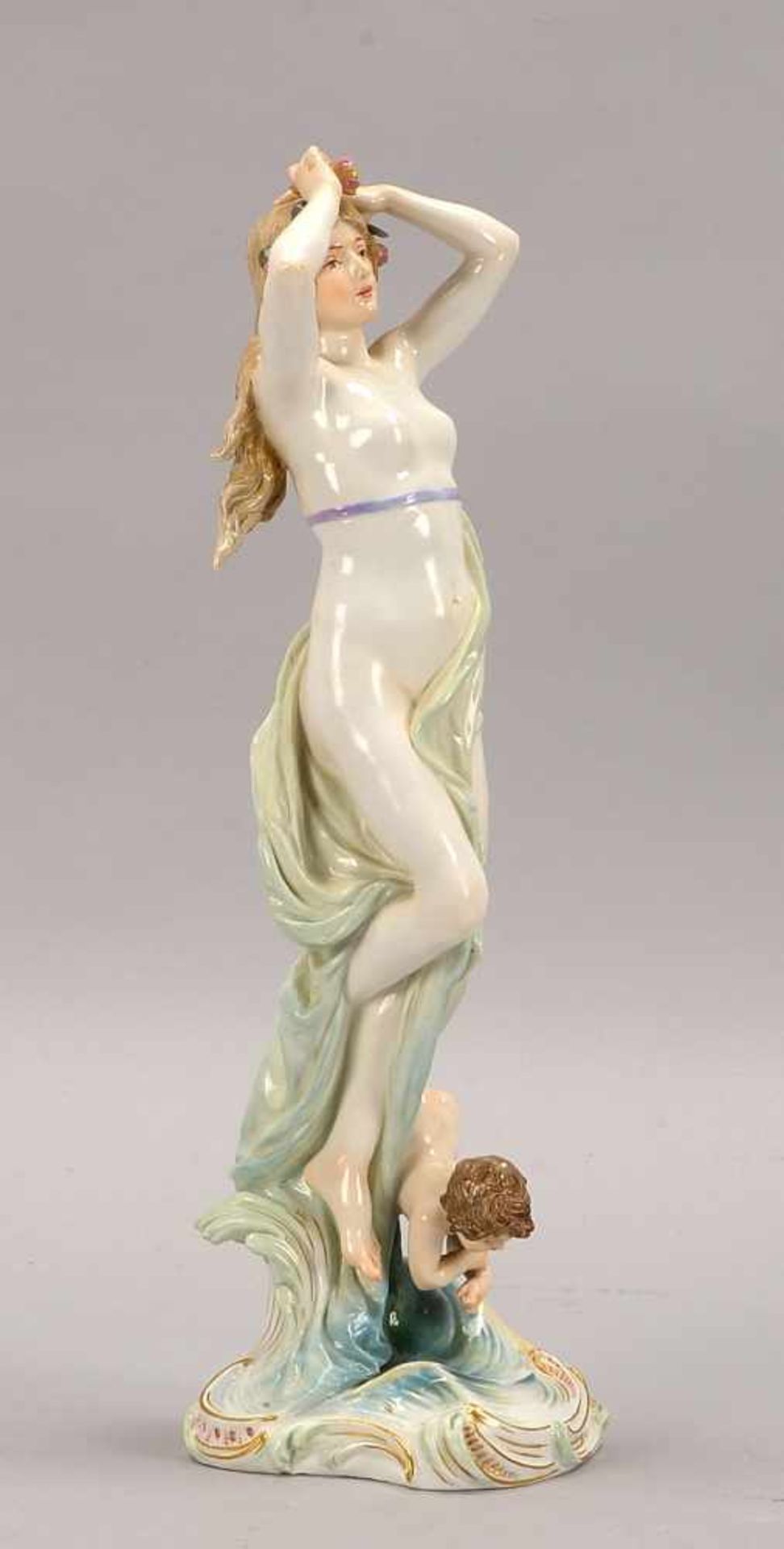 Meissen, Porzellanfigur, 'Die Geburt der Venus' (dargestellt mit Blütenkranz im Haar und Knabe zu - Bild 2 aus 3
