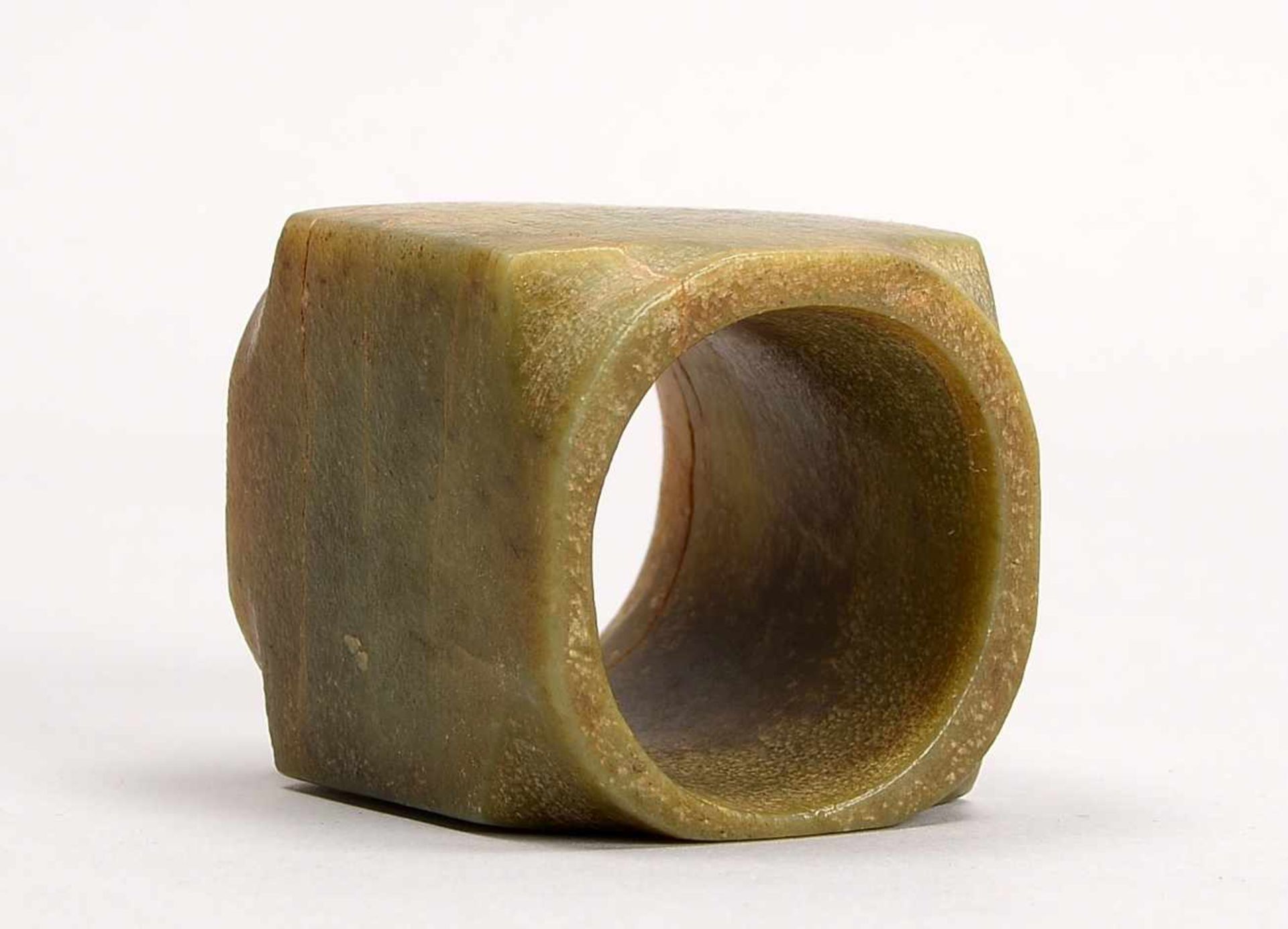 Jade-Objekt (wohl Grabbeilage), China; Höhe 6,5 cm, Breite 5,5 cm, Tiefe 5,5 cm, Innendurchmesser