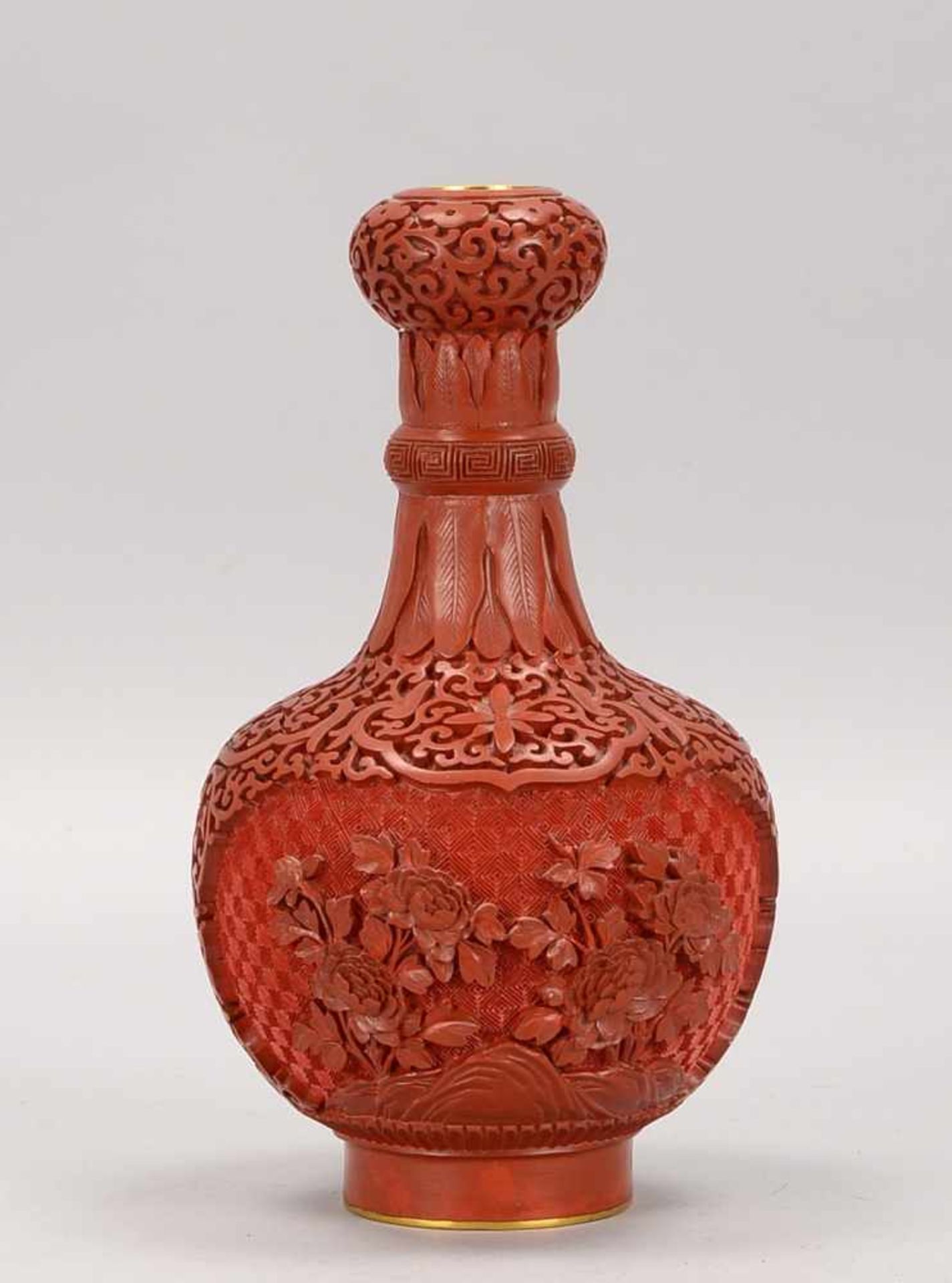 Vase, China, Rotlack, mit feiner Schnitzarbeit (Chrysanthemen-Motiv), innen sowie am Boden