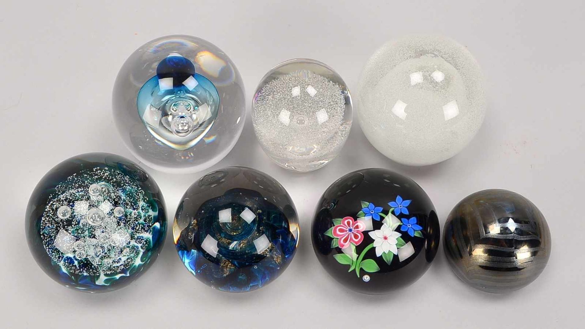 Kleines Lot Glas-Paperweights (verschiedene Glaskünstler), mit Lufteinschlüssen und - Bild 2 aus 2