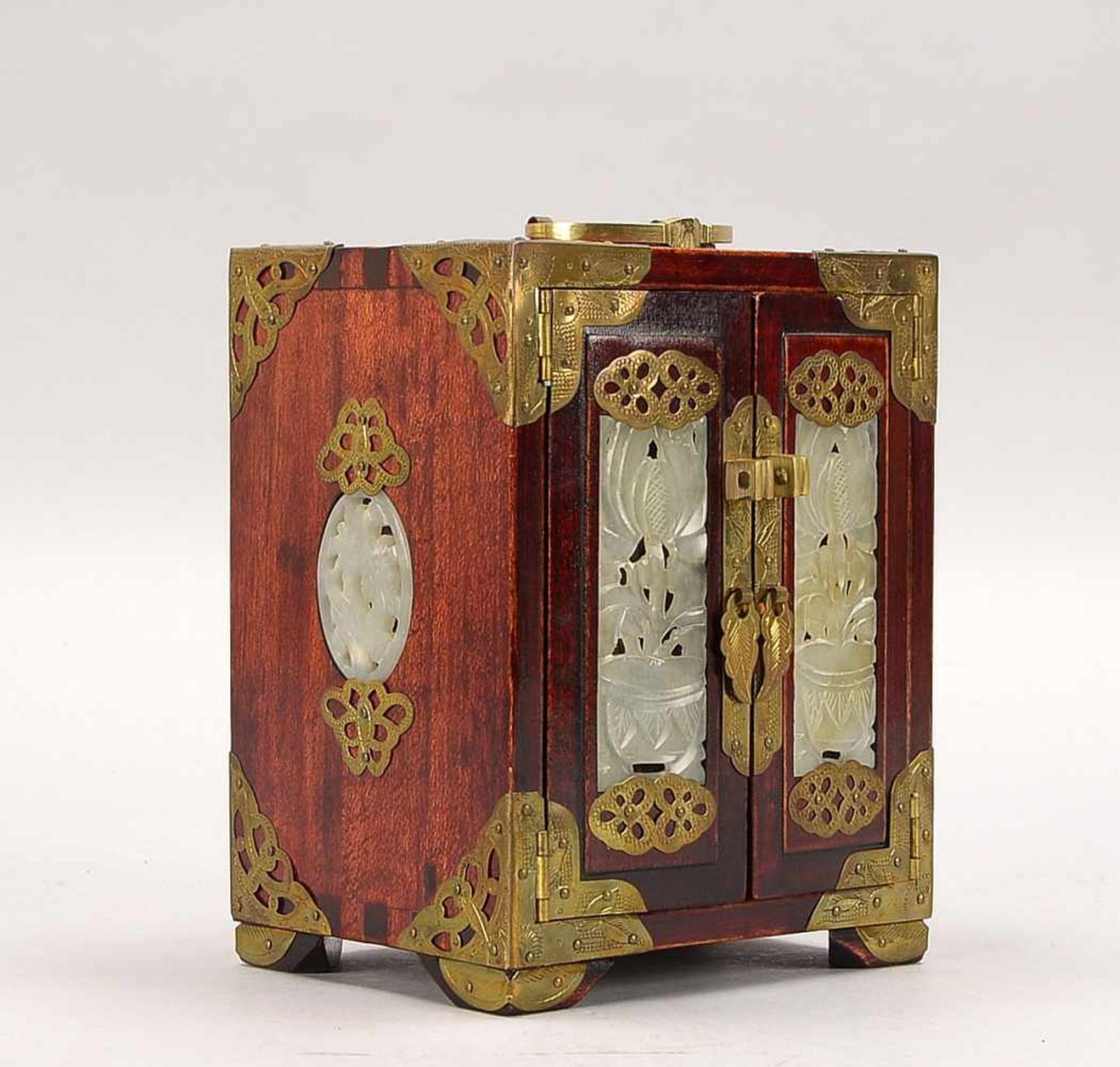 Kleines Schmuckschränkchen, China, Front und Seiten mit Jade-Einlagen, innen 3x Schubladen/mit Seide