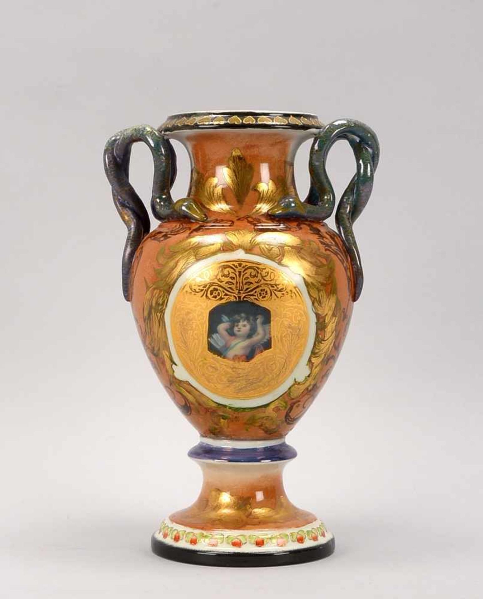 Amphorenvase, Porzellan, farbig gefasst mit Puttenmotiv, mit zusätzlichem Golddekor, Vase mit 2x