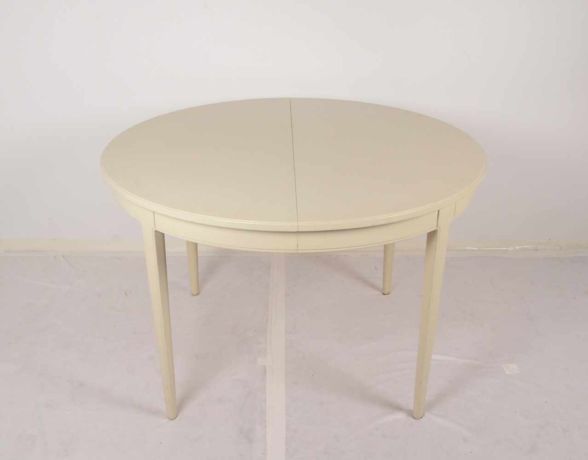 Bodafors/Schweden, Tisch, runde Form, creme-weiß gefasst, Entwurf: Carl Malmsten, ausziehbar - - Bild 2 aus 3