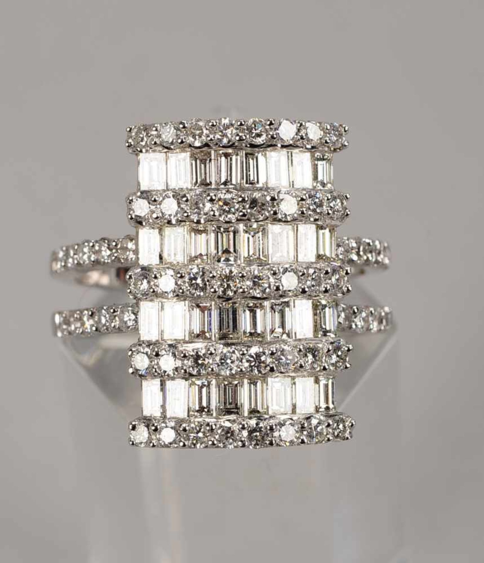 Ring, 750 WG, besetzt mit Diamanten/zusammen 2,71 ct, im Baguetteschliff und Brillantschliff; RG 53,