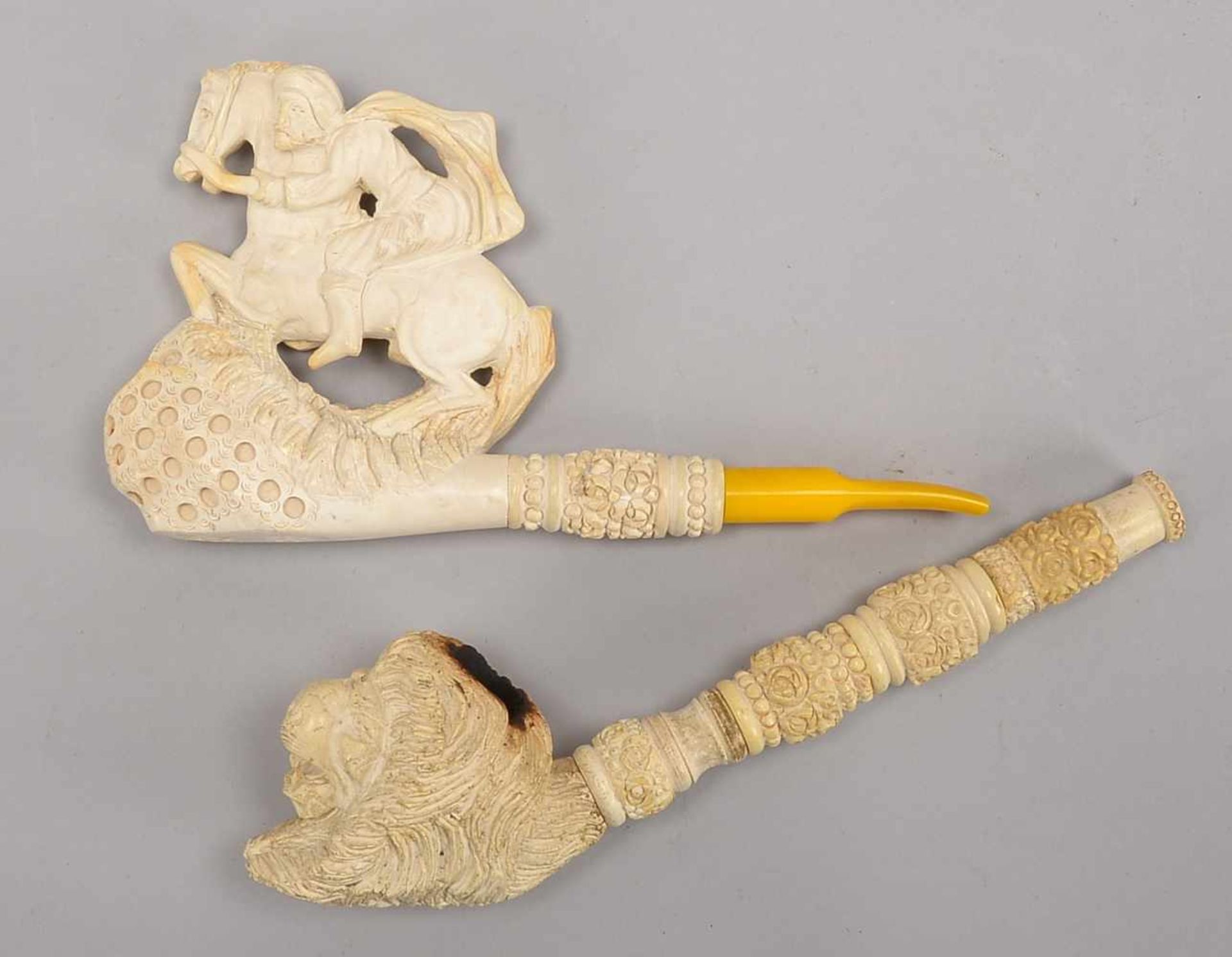 2 Sammlerpfeifen, Meerschaum (jeweils in großer Ausführung), mit fein ausgearbeiteten Motiven - '