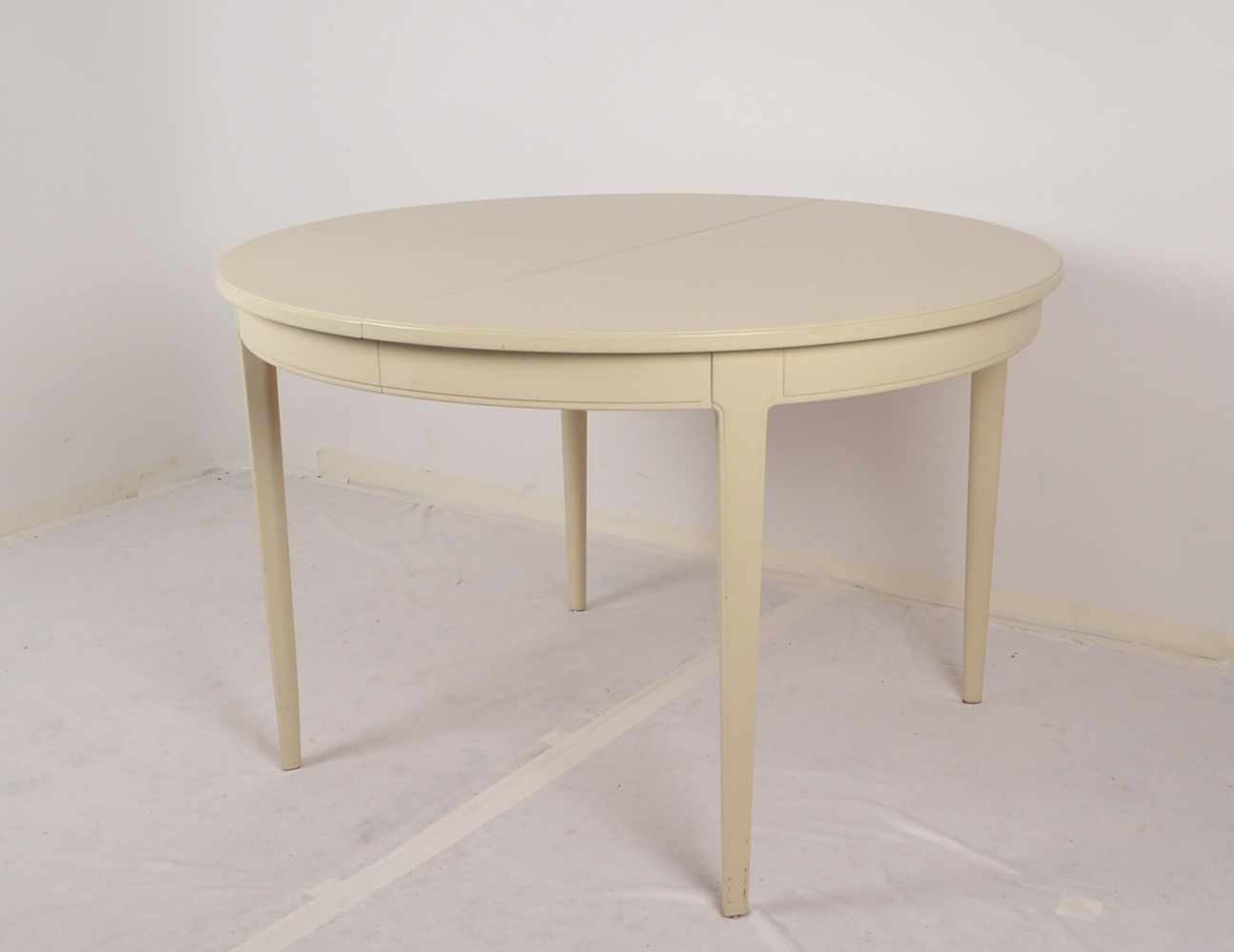 Bodafors/Schweden, Tisch, runde Form, creme-weiß gefasst, Entwurf: Carl Malmsten, ausziehbar -